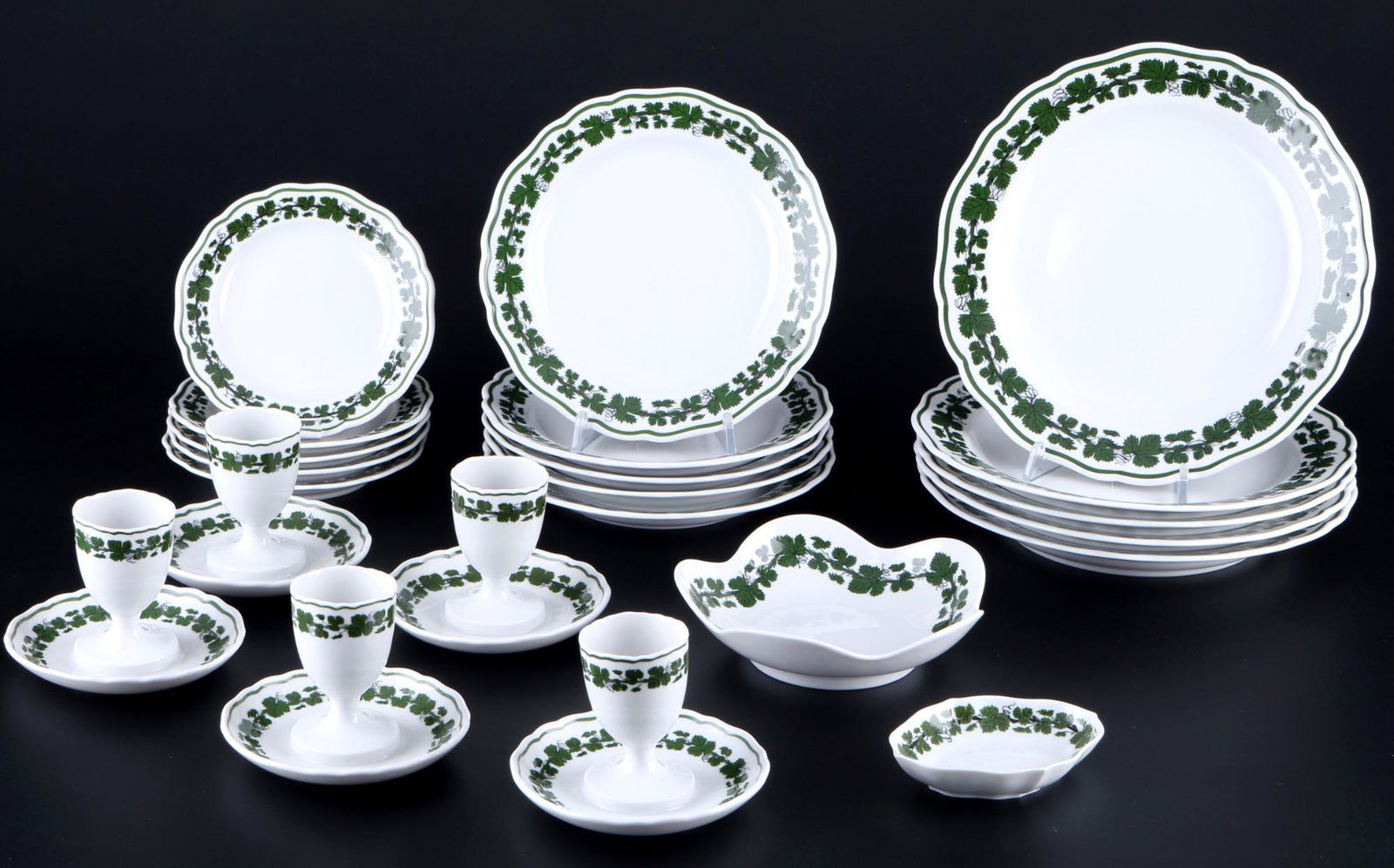 Meissen Vine Leaves dinner set for 5 persons, Speiseset fÃ¼r 5 Personen,: 22-piece porcelain, blue sword mark 1st & 2nd choice, dÃ©cor Vine Leaves, 5x dinner plates D 22.5 cm, 5x dessert plates (3x 2nd choice) D 18 cm, 5x dessert plates D 13.5 cm, 5x egg cups (2nd choice)