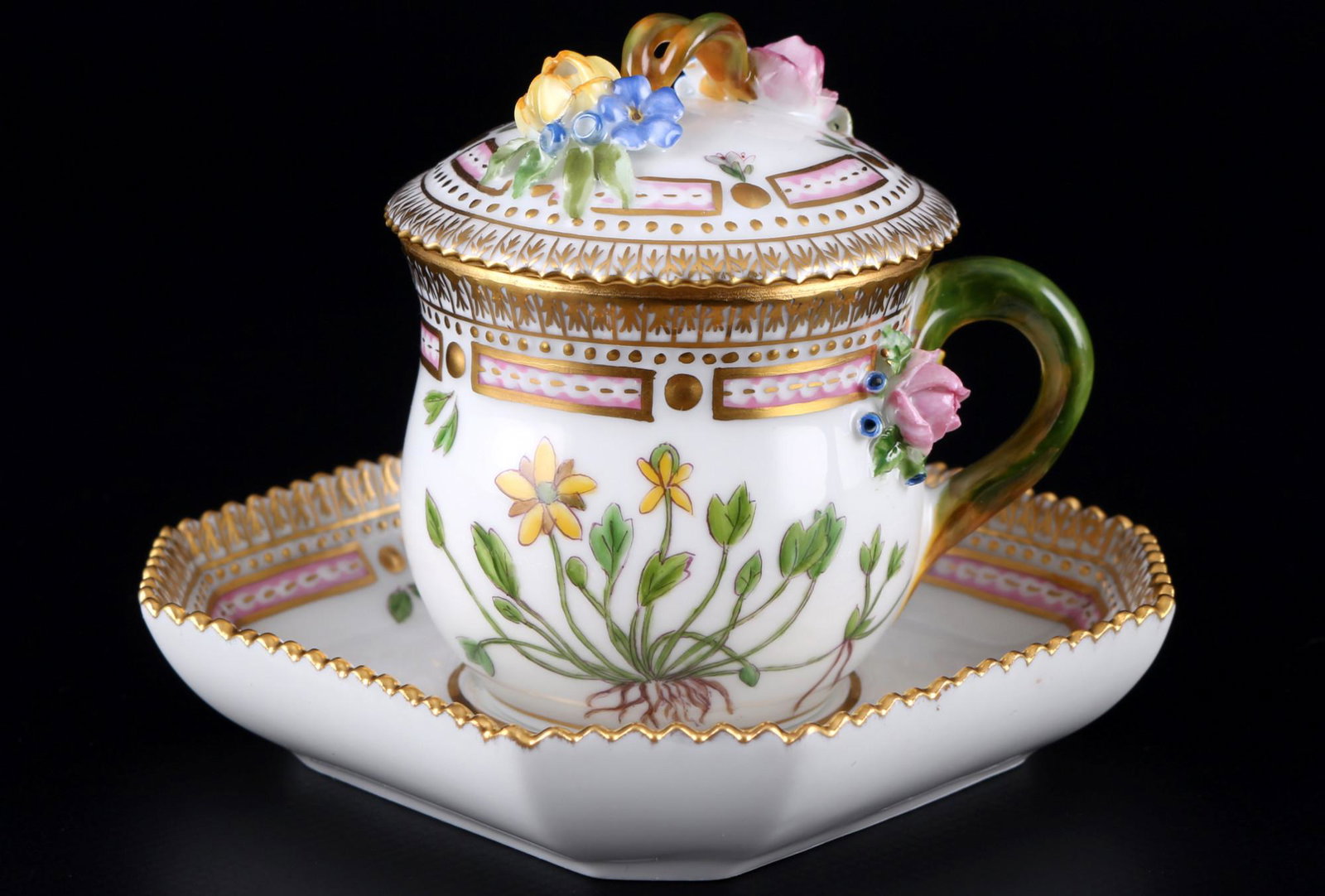 Royal Copenhagen Flora Danica lidded creme cup with saucer 3514 1st choice, Deckeltasse,: porcelain, Denmark, green company mark and blue waves, dÃ©cor Flora Danica - floral & relief dÃ©cor with gold rim, motif Ranunculus cymbalaria Pursh., cup with lid #3514 H 7.5 cm x D 6.5 cm, 1x UT