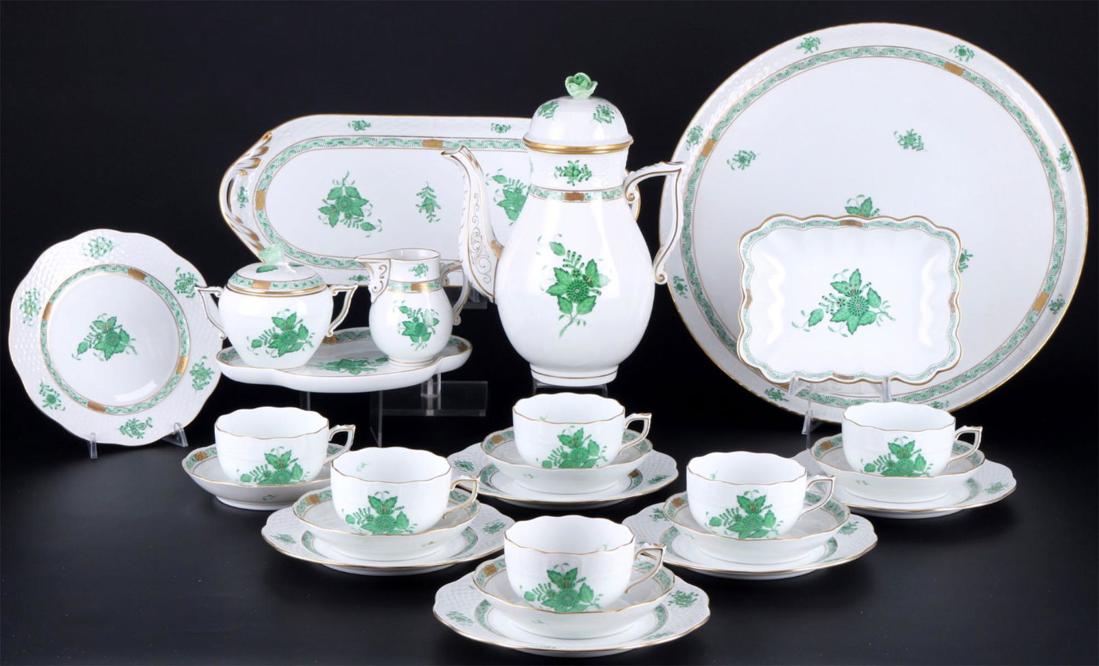 Herend Apponyi Vert tea service for 6 persons, Teeservice fÃ¼r 6 Personen,: 25-piece porcelain, Hungary 20th century, blue mark, dÃ©cor AV Apponyi Vert, 1x pot #611 H 25 cm x D 12 cm, 1x sugar box #665 H 10 cm, 1x milk jug #635 H 9 cm, 6x tea cups #70 H 5.5 cm x D 8.5 cm, 6