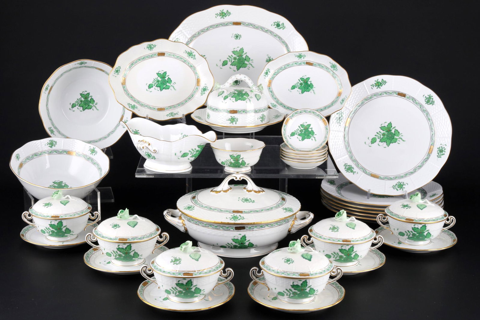 Herend Apponyi Vert extensive dinner service for 6 persons, umfangreiches Speiseporzellan fÃ¼r 6: 39-piece porcelain, Hungary 20th century, blue mark, dÃ©cor AV Apponyi Vert, 6x soup cups with lid #744 H 9.5 cm x W 14.5 cm x D 11 cm, 6x saucers #744 D 15.5 cm, 6x dinner plates #524 D 26 cm, 1x t
