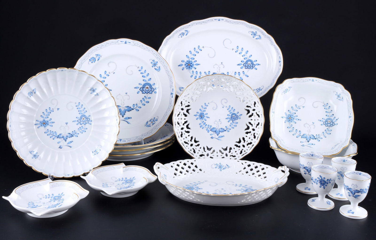 Meissen Indian Blue dinner service for 4 persons 1st choice, Speiseservice fÃ¼r 4 Personen 1.Wahl,: 16-piece porcelain, blue sword mark 1st choice, decor Indian Blue, 4x dinner plates D 25 cm, 1x platter L 31 cm x W 22,5 cm, 2x square bowls H 6 cm x W 19 cm, 4x egg cups H 6,5 cm, 1x wavy bowl H 5 cm