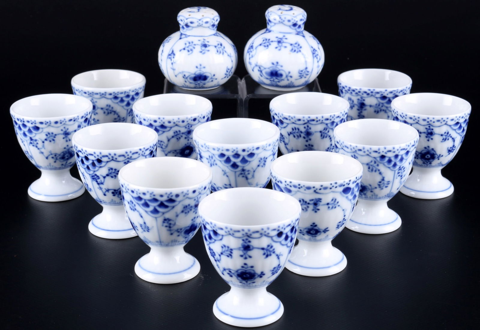 Royal Copenhagen Musselmalet 12 egg cups with salt and pepper caster, Eierbecher mit Salz- &: 14-piece porcelain, Denmark, with green company mark and blue waves, decor Musselmalet Half Lace, 12x egg cups #542 H 6 cm, 2x casters #711/712 H 5,5 cm