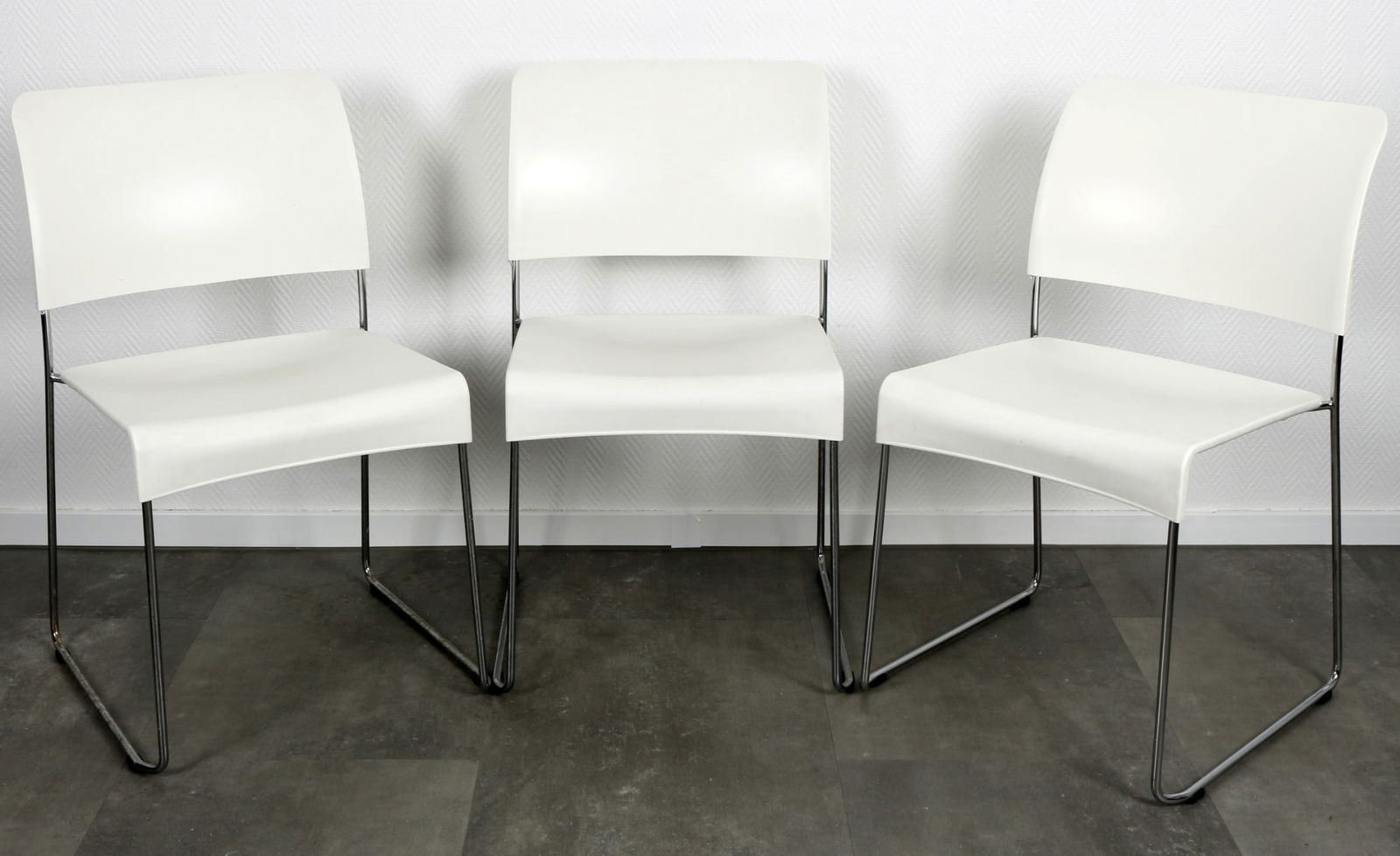 Vitra - Jasper Morrison 3 Sim chairs, StÃ¼hle,: 3 stackable chairs, white plastic seat and backrest, round steel frame, designed by Jasper Morrison, each with the Vitra Design Jasper Morrison company logo on the underside, H 81 cm x W 44 cm x D 50