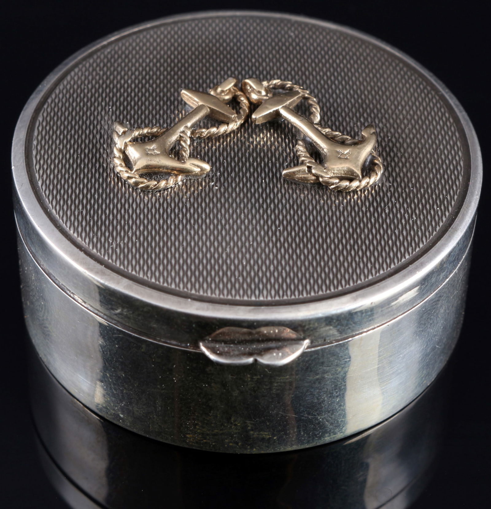 Pill box with anchor, silver 88 Zolotniki,: 88 Zolotniki silver (916/000), stamped 88, Russian pseudo hallmarks, checkered pill box with gold-plated anchor, D 4.7 cm x H 2 cm, weight 36.3 grams