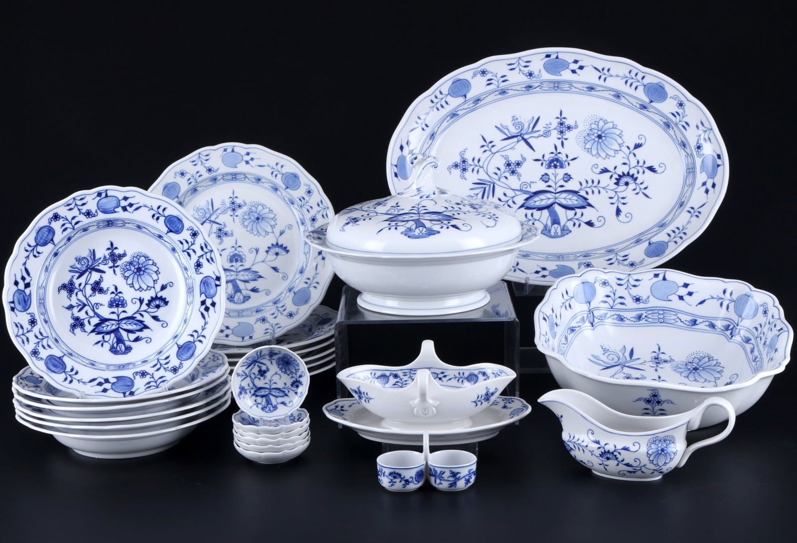 Meissen Onion Pattern dinner service for 6 persons,: 24-piece porcelain, blue sword mark 1st choice and 3x 2nd choice, decor Onion Pattern, 6x dinner plates D 25 cm, 6x soup plates D 23 cm, 1x tureen (2nd choice) H 16.5 cm x D 26.5 cm, 1x large bowl H 1