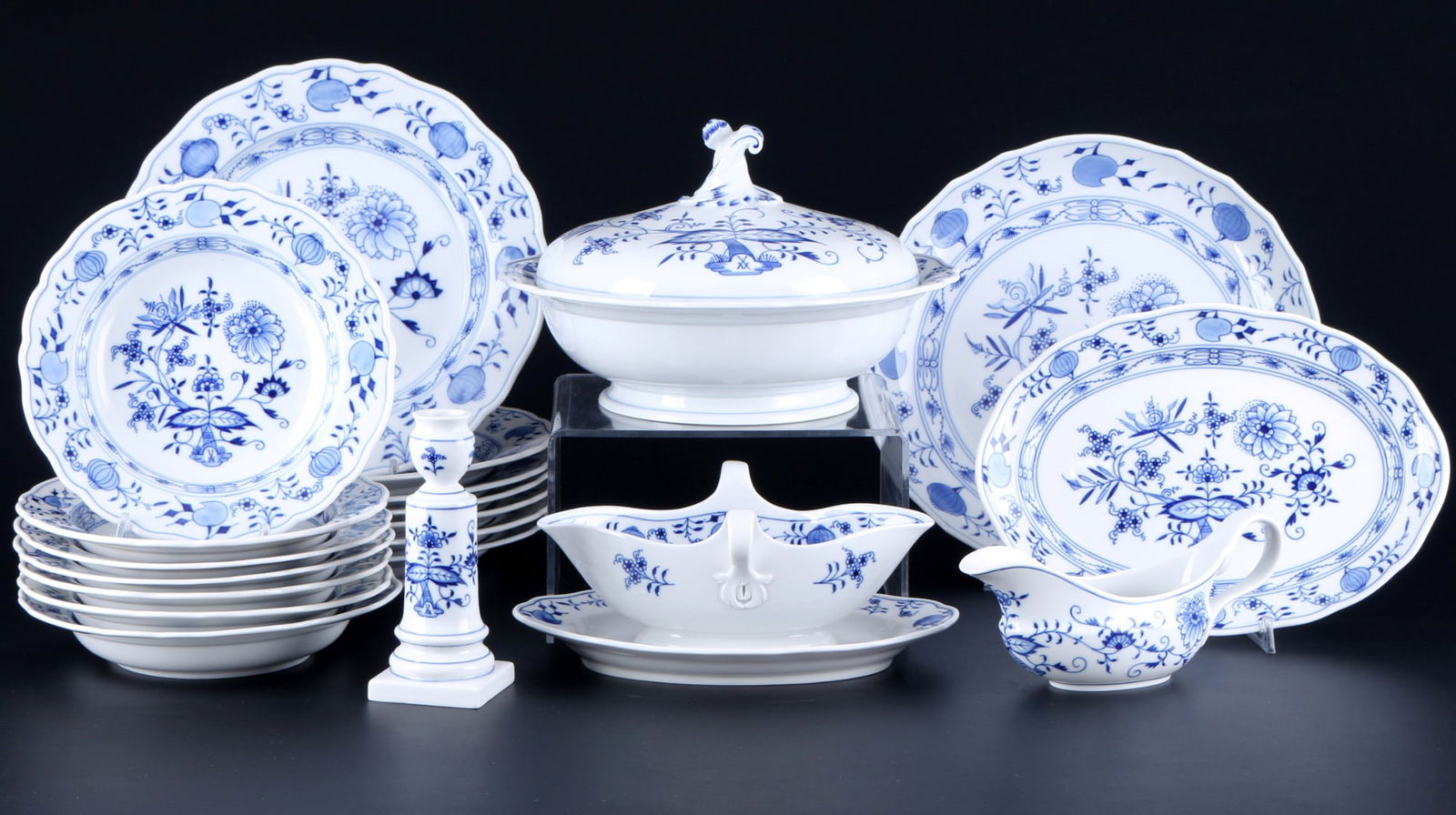 Meissen Onion Pattern dinner service for 6 persons,: 18-piece porcelain, blue sword mark with one and two grinding strokes 2nd choice, decor Onion Pattern, 6x dinner plates D 25.5 cm, 6x soup plates D 20 cm, 1x tureen H 16 cm x D 26.5 cm, 1x gravy boat