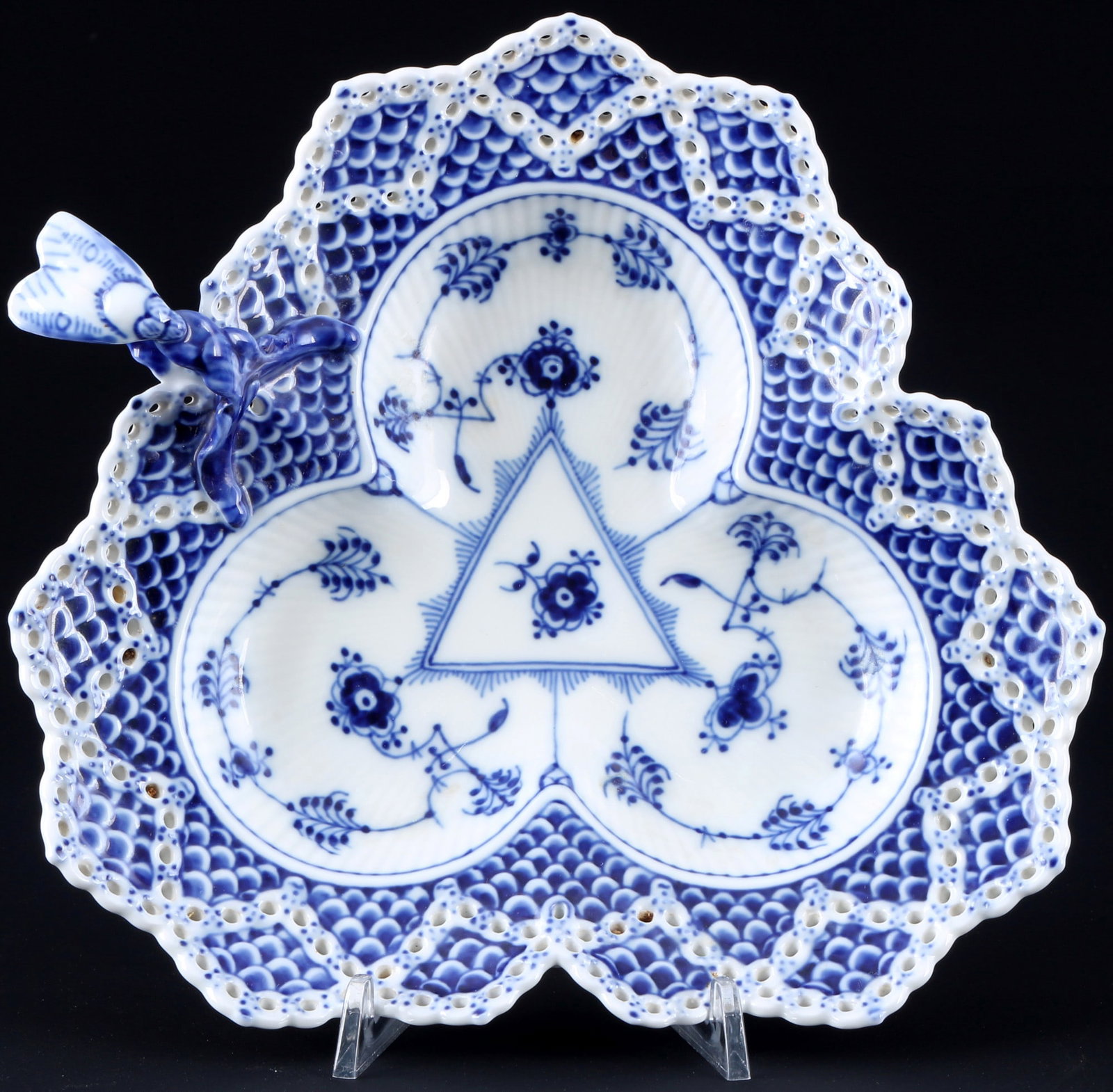 Royal Copenhagen Musselmalet Full Lace cabaret bowl 1077 1st choice,: porcelain, Denmark, with green company mark and blue waves, decor Musselmalet Full Lace, model no. 1077, H 7 cm x W 22.5 cm x D 23 cm, chip on a wing