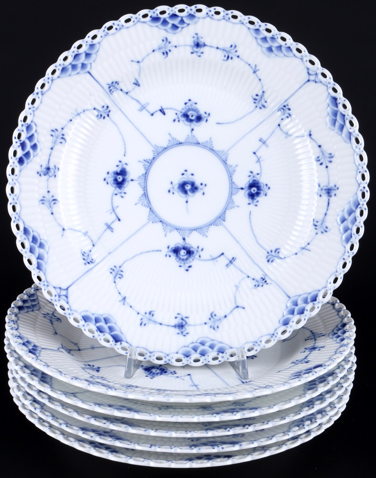 Royal Copenhagen Musselmalet Full Lace 6 dinner plates 1084 1st choice, Vollspitze Speiseteller,: porcelain, Denmark, with green company mark and blue waves, decor Musselmalet Full Lace, model no. 1084, 6x D 25.5 cm