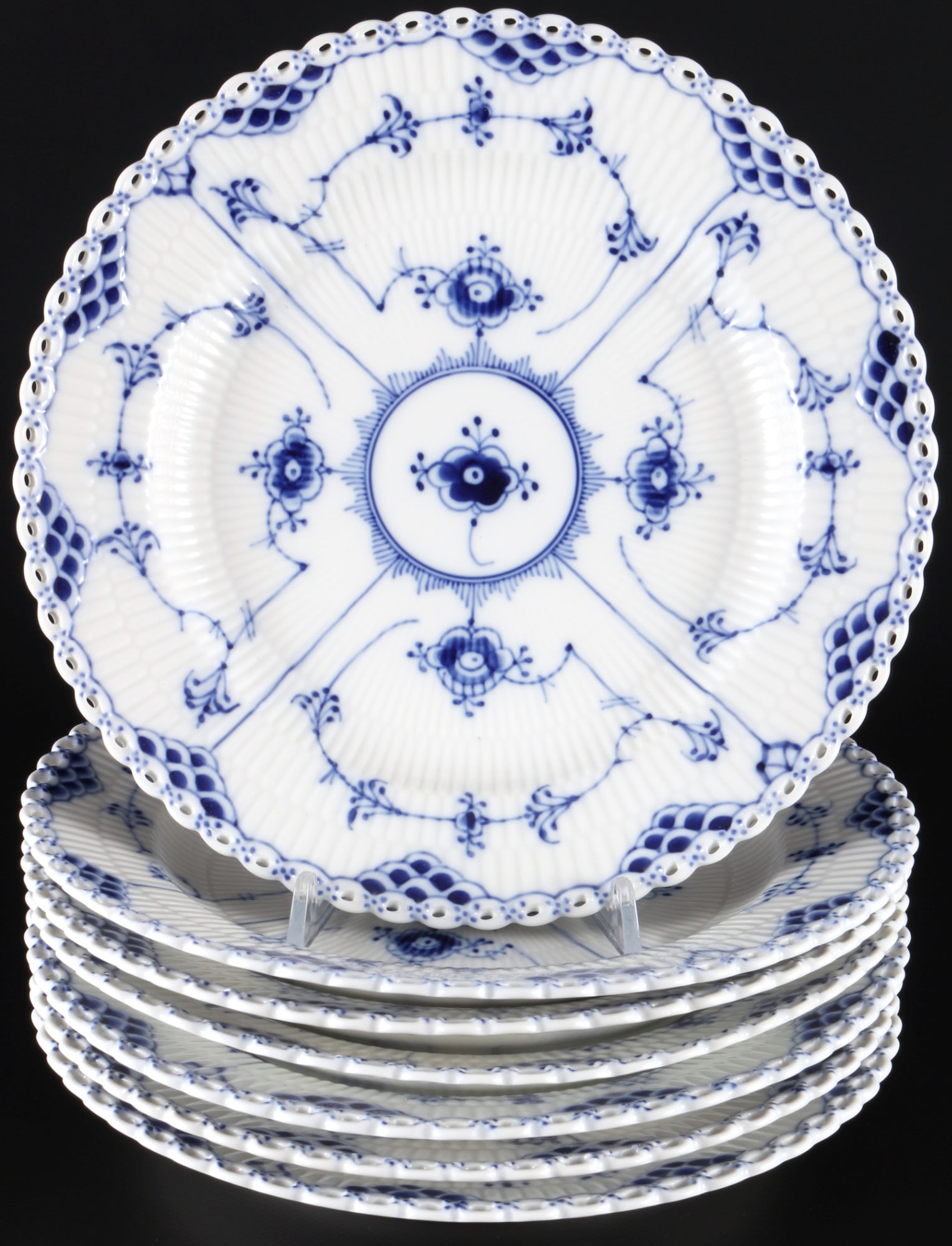 Royal Copenhagen Musselmalet Full Lace 7 dinner plates 1084 1st choice, Vollspitze große: porcelain, Denmark, green company mark and blue waves, décor Musselmalet Full Lace, model no. 1084, 7x D 25 cm