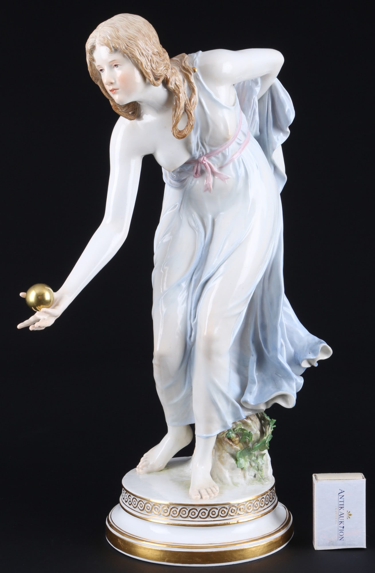 Meissen large ball player - knob mark, Walter SCHOTT,: porcelain, blue sword mark 1st choice, knob mark 1815-1924, design by Walter SCHOTT (1861-1938) around 1897, ball player on profiled round base, polychrome color setting, model no. Q180 (73633), H 38