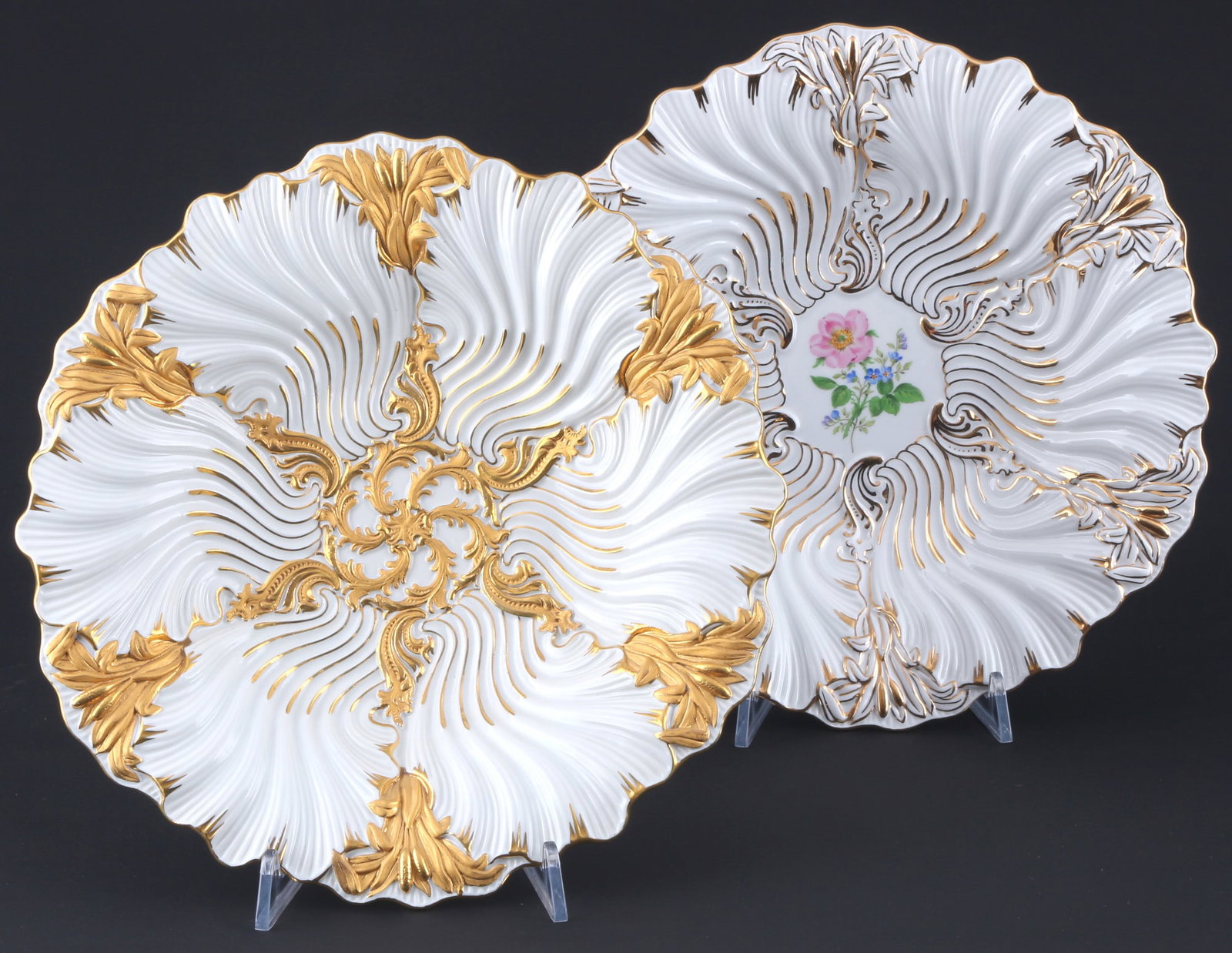 Meissen 2 splendor bowls with shells and reeds 1st choice - including Pfeiffer period,: porcelain, blue sword mark 1st choice, 1x Pfeiffer period 1924-1934, decor partly gold staffed shell and reed relief, including flower painting, 2x H 5 cm x D 28 cm, minimal gold abrasion