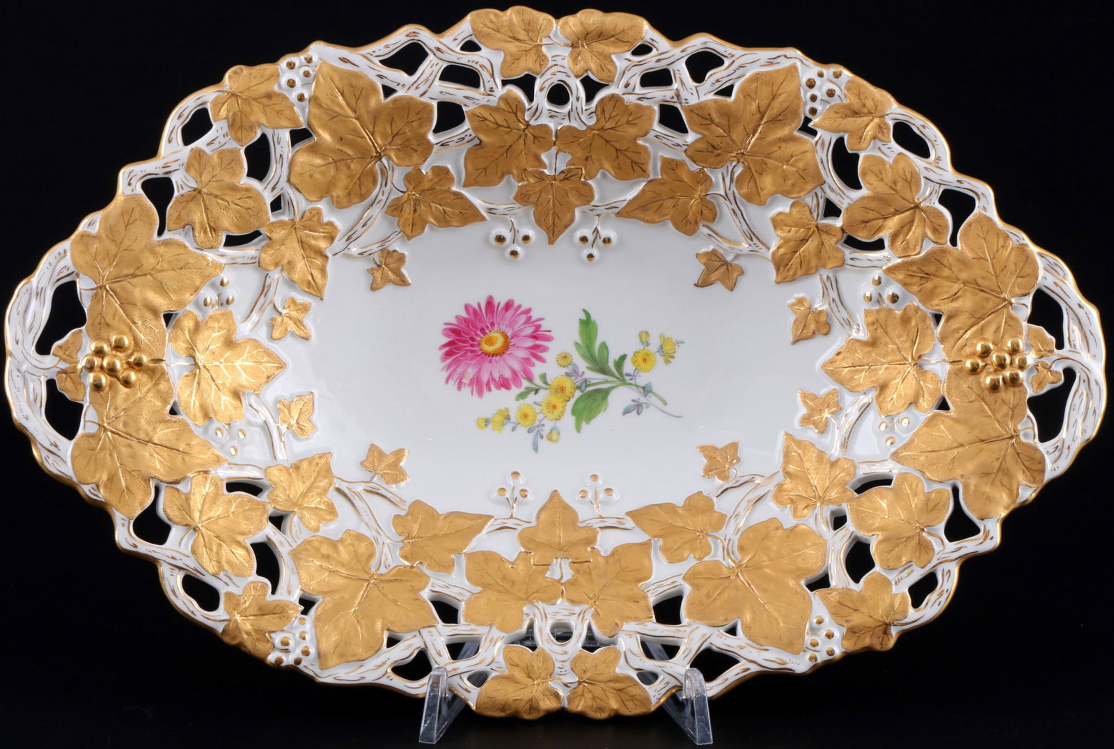 Meissen Flower cutwork splendor bowl with ivy relief,: porcelain, blue sword mark with two grinding strokes 2nd choice, decor Flowers with gold-trimmed ivy relief, cutwork, H 6 cm x L 32 cm x W 21 cm, chips at the stand