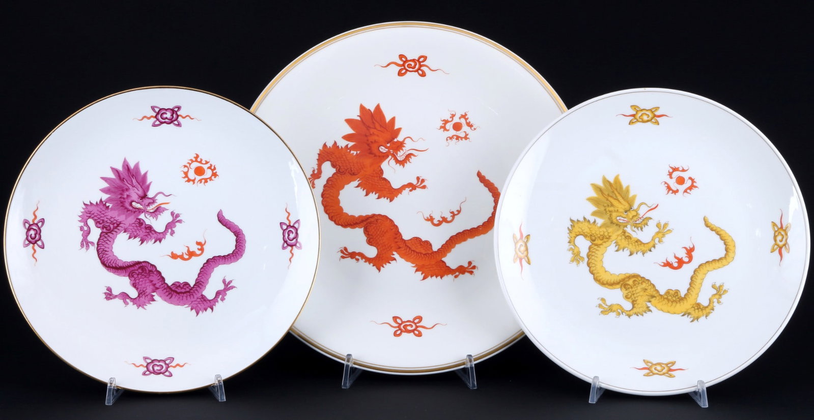 Meissen Ming Dragon 3 wall plates,: porcelain, blue sword mark 1st, 2nd and 4th choice, decor Ming Dragon in yellow, purple and red, 1x Yellow Ming Dragon 1st choice D 25 cm, 1x Purple Ming Dragon 2nd choice D 25 cm, 1x Red Ming Dragon 