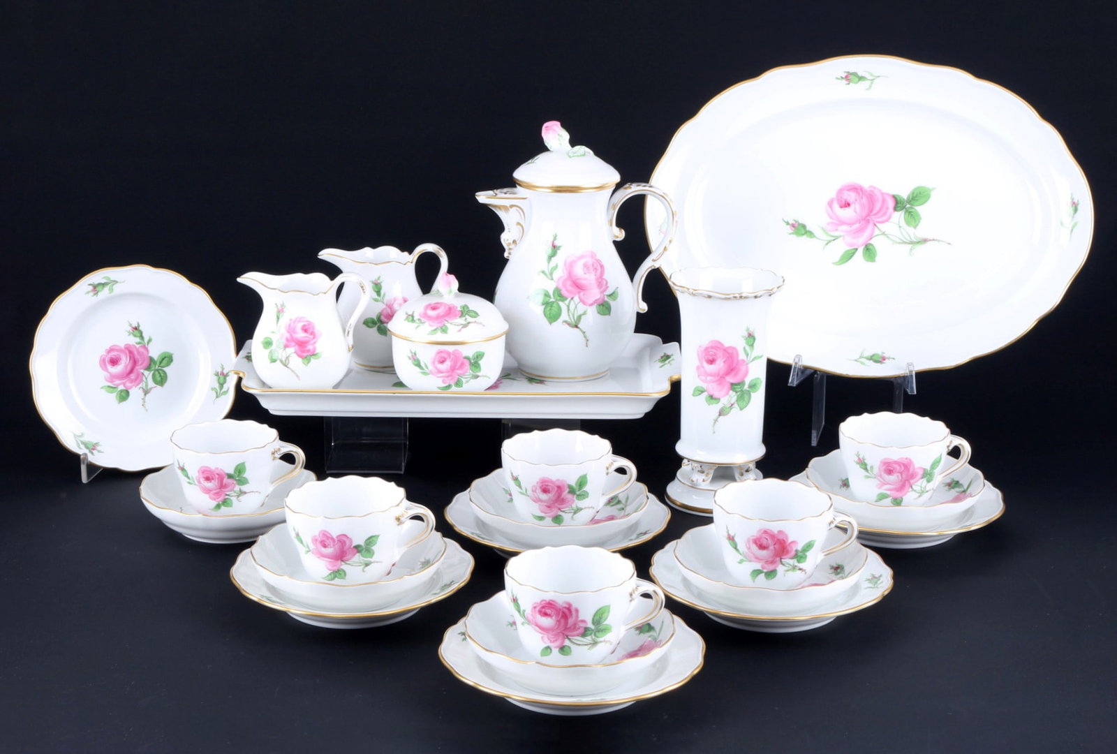 Meissen Red rose mocha service for 6 persons,: 25-piece porcelain, blue sword mark with two grinding strokes 2nd choice, decor Red Rose, decor no. 10b/020110, painter no. 26/46/125/214, 1x mocha pot H 16.5 cm x D 9.5 cm, 2x milk jugs H 8.5 cm, 1x 