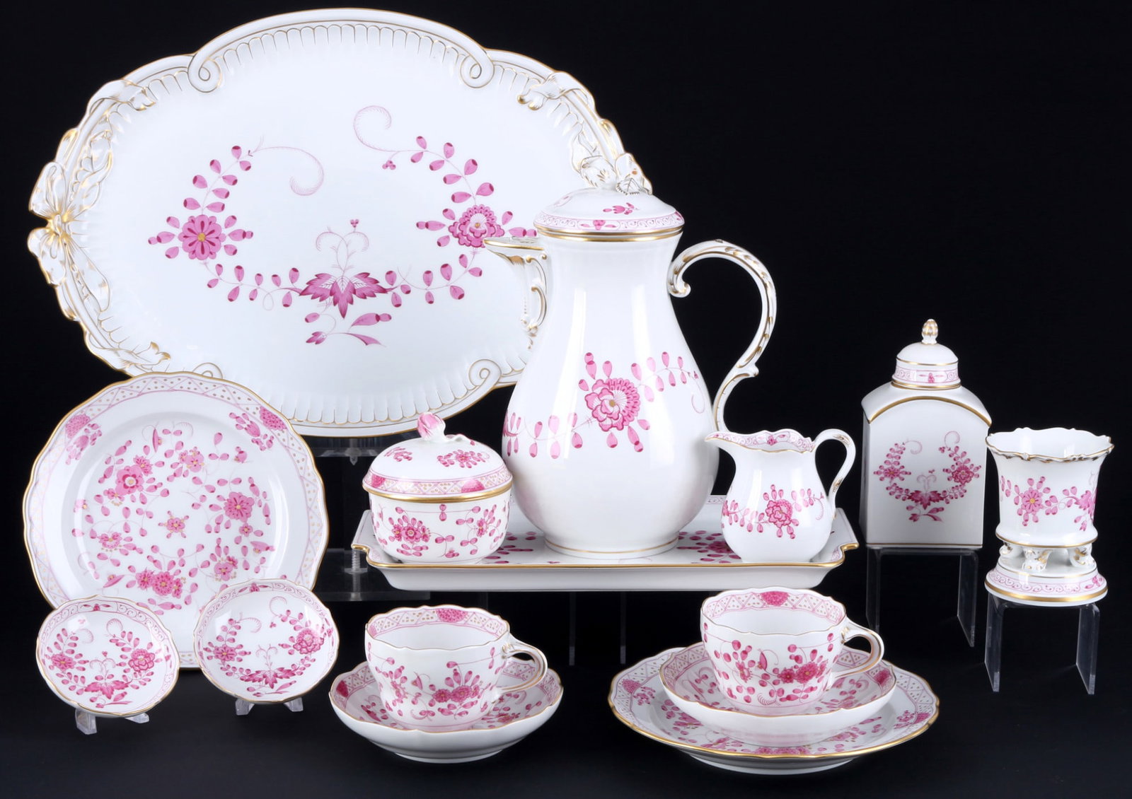 Meissen Indian purple coffee dejeuner for 2 persons,: 16-piece porcelain, blue sword mark 1st - 2nd choice, decor Indian Purple & Indian Purple Rich, 1x coffee pot H 23.5 cm x D 12.5 cm, 1x milk jug H 8 cm, 1x sugar box (1st choice) H 9 cm x D 9 cm, 2x d
