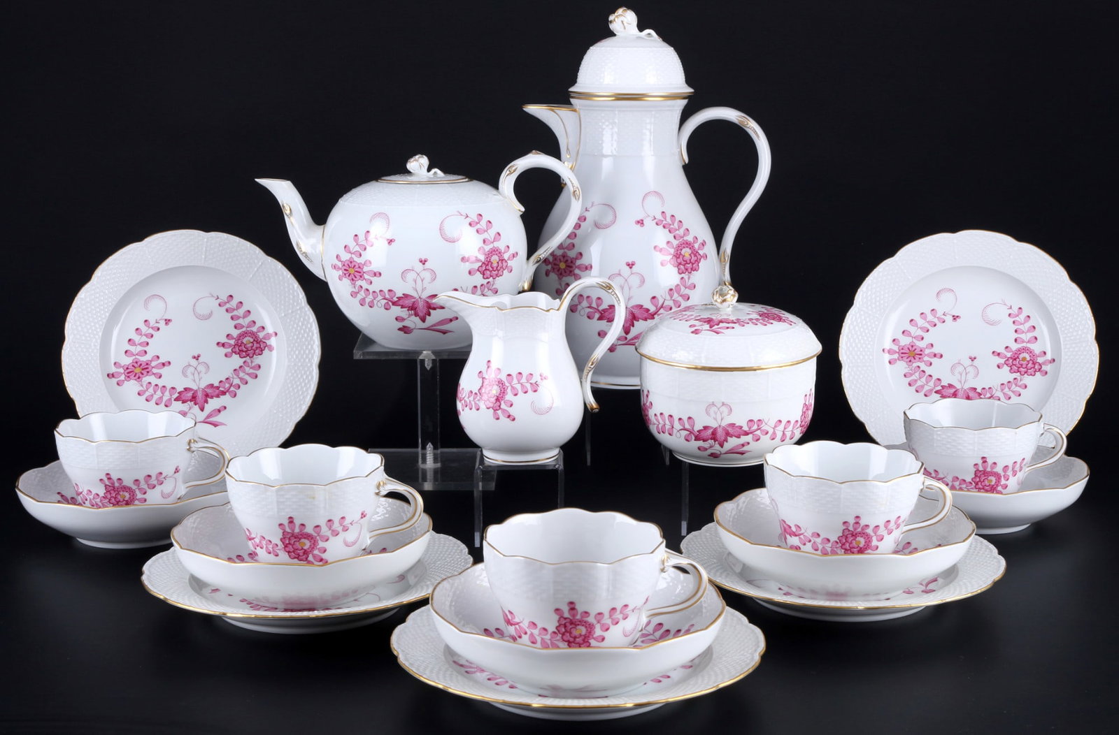 Meissen Osier Indian Purple coffee tea service for 5 persons, Kaffee- Teeservice für 5 Personen,: 19-piece porcelain, blue sword mark with two grinding strokes 2nd choice, decor Indian Purple with Osier relief, 1x coffee pot H 28.5 cm x D 14 cm, 1x tea pot H 13.5 cm x D 14 cm, 1x milk jug H 11 cm 