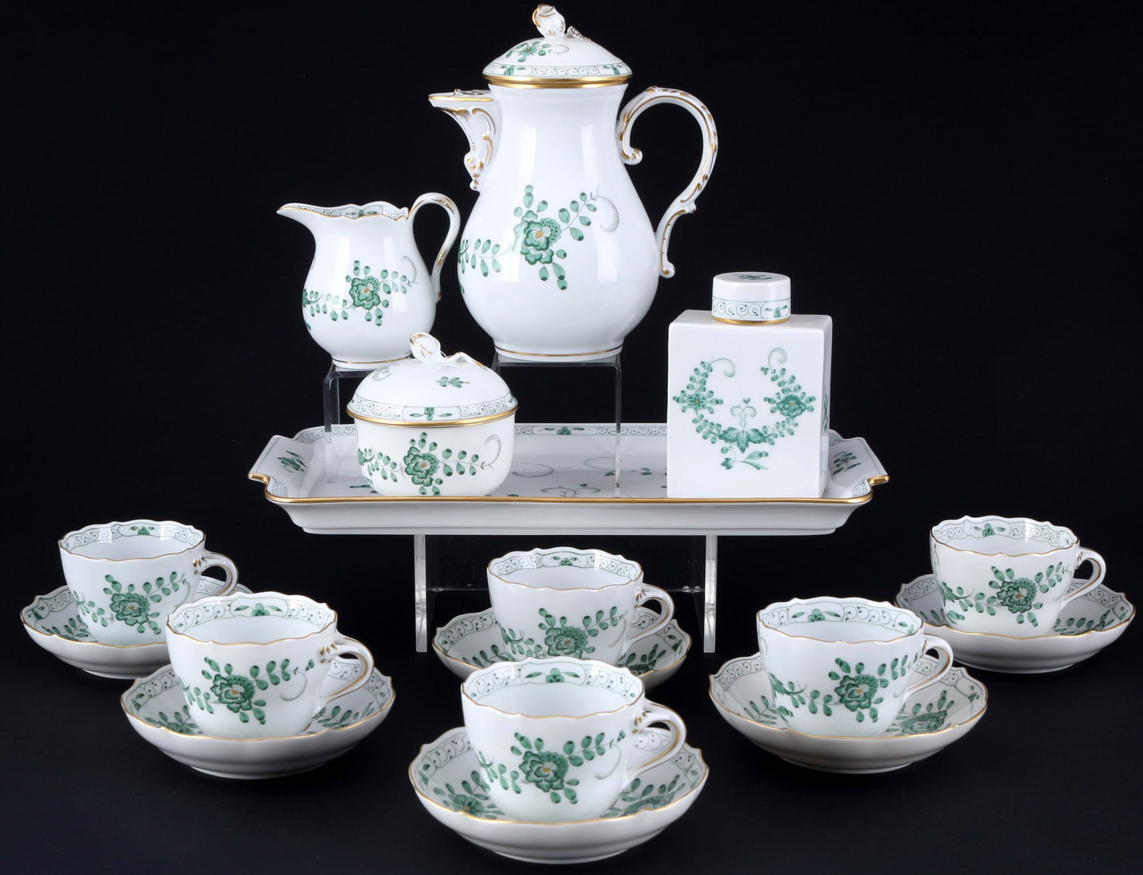 Meissen Indian Green mocha service for 6 persons,: 17-piece porcelain, blue sword mark with two grinding strokes 2nd choice, decor Indian Green, 1x mocha pot H 16 cm x D 9.5 cm, 1x milk jug H 8 cm, 1x sugar bowl H 8 cm x D 7.5 cm, 1x can H 10, 5 cm x 