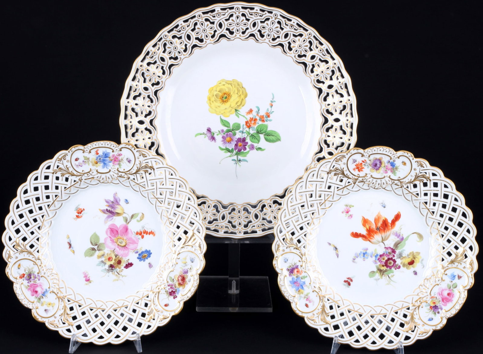 Meissen Flower large splendor bowl with 2 cutwork plates,: porcelain, blue sword mark 1st and 2nd choice, decor Flowers / Flower Bouquet, 2x cutwork plates (1st choice) D 24 cm, 1x splendor bowl H 5 cm x D 29 cm