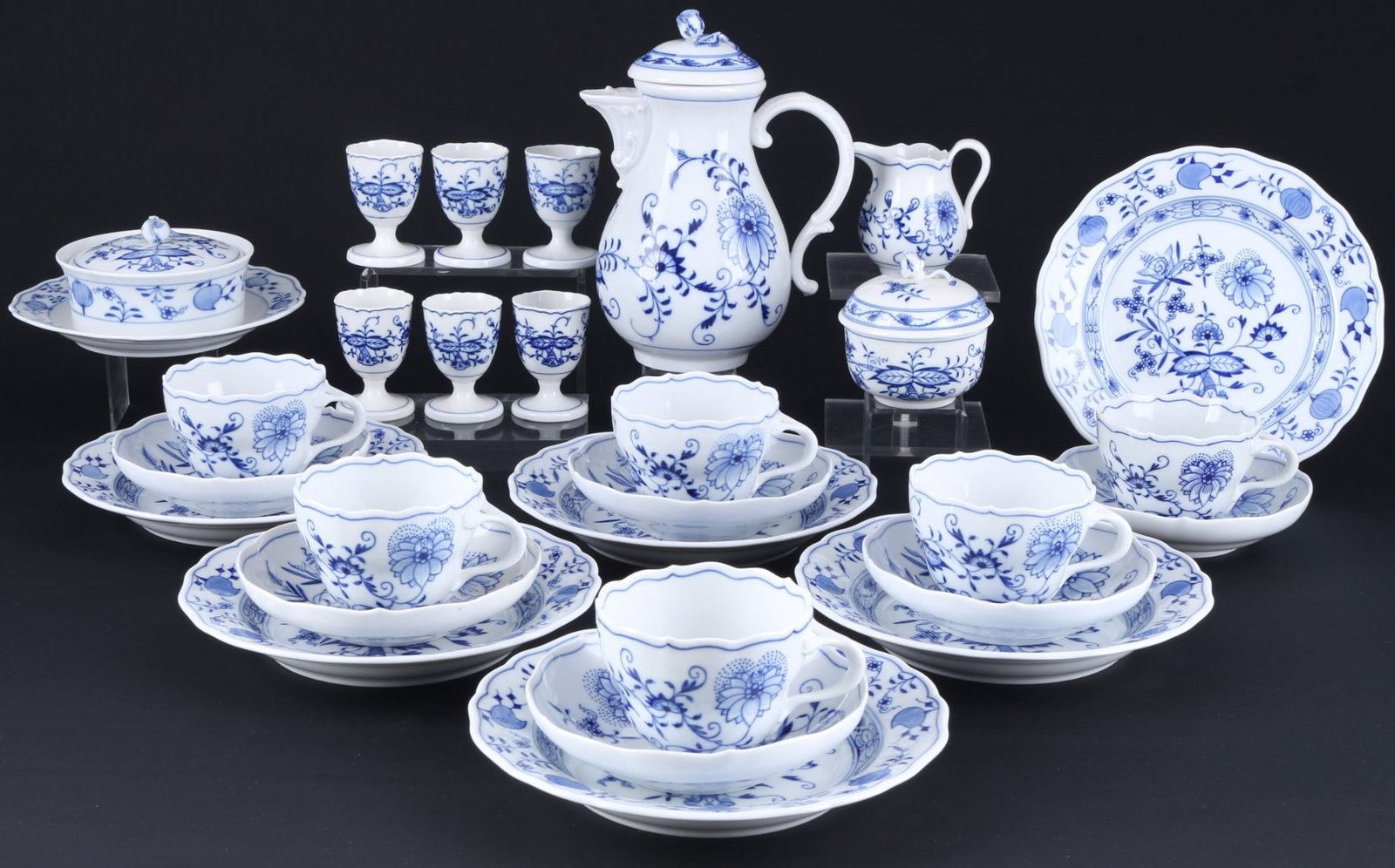 Meissen Blue Onion coffee service for 6 persons,: 28-piece porcelain, blue sword mark 1st - 2nd choice, decor Blue Onion, 1x coffee pot (1st choice) H 20.5 cm x D 11 cm, 1x milk jug (1st choice) H 8.5 cm, 1x sugar box (1st choice) H 9 cm x D 8.5 cm, 