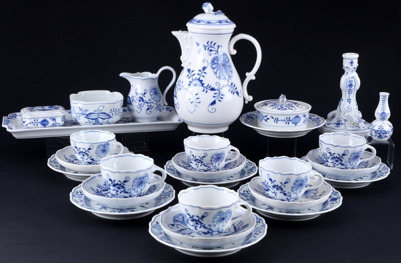 Meissen Blue Onion coffee service for 6 persons,: 26-piece porcelain, blue sword mark 1st - 3rd choice, decor Blue Onion, 1x coffee pot (2nd choice) H 26 cm x D 14.5 cm, 1x milk jug (2nd choice) H 12 cm, 1x sugar bowl H 8 cm x D 18 cm, 6x coffee cups