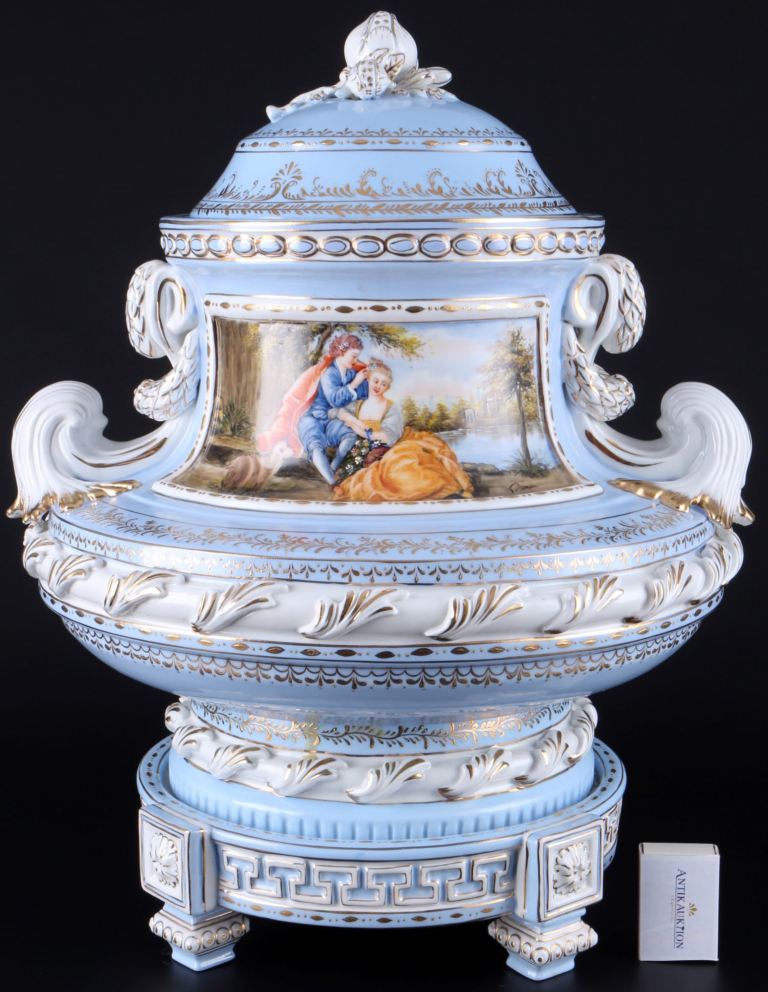 Richard Klemm Dresden massive amphora 1890-1900, große Amphore,: porcelain, blue company mark 1890-1900, light blue ground with fine gold decorations, front and back with shepherd scenes, signed (probably) Dreschner, flower-shaped lid knob, H 44.5 cm x W 37 cm x D