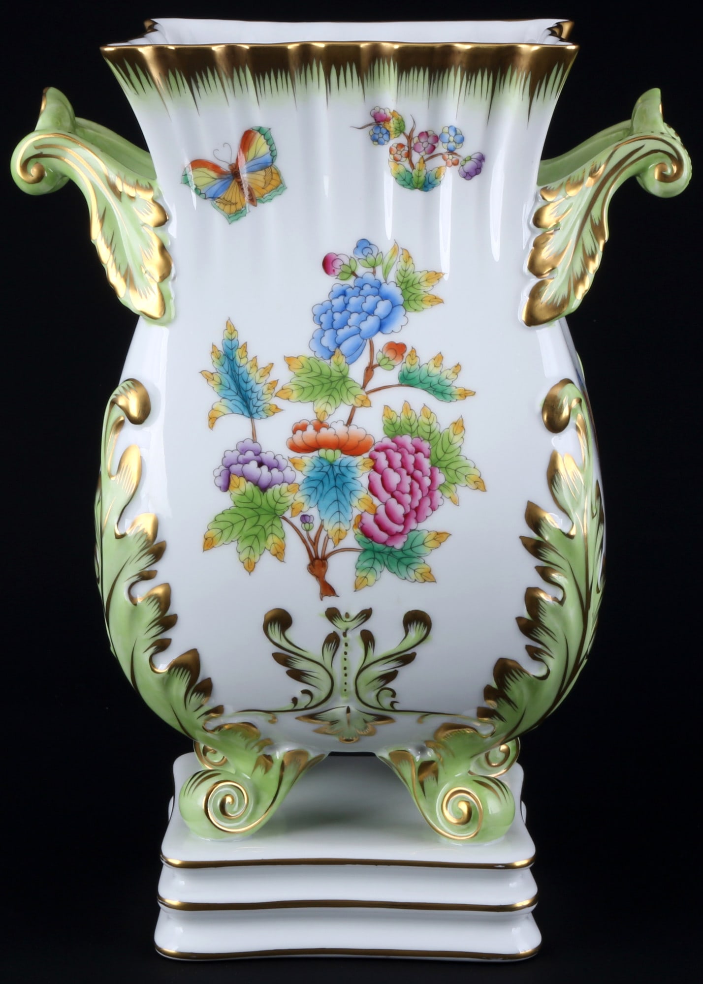 Herend Queen Victoria large splendor vase,: porcelain, Hungary 20th century, blue company mark, decor VBO Queen Victoria avec Bord en Or, model no. 6612, H 27 cm x W 20 cm x D 11.5 cm