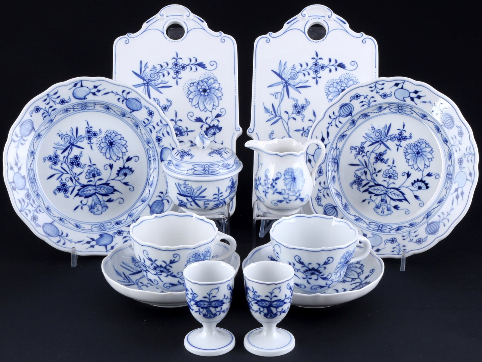 Meissen Blue Onion breakfast set for 2 persons 1st choice,: 12-piece porcelain, blue sword mark 1st choice, decor Blue Onion, 2x coffee cups H 6.5 cm x D 9 cm, 2x saucers D 14.5 cm, 2x dessert plates D 20 cm, 2x cutting boards L 27 cm x W 16 cm, 2x egg cups H 