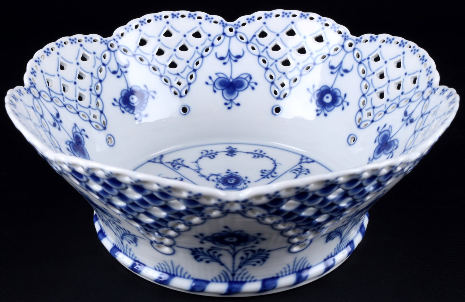 Royal Copenhagen Musselmalet Full Lace fruit basket 1061 1st choice,: porcelain, Denmark, with green company mark and blue waves, decor Musselmalet Full Lace, model no. 1061, H 9 cm x D 23.5 cm