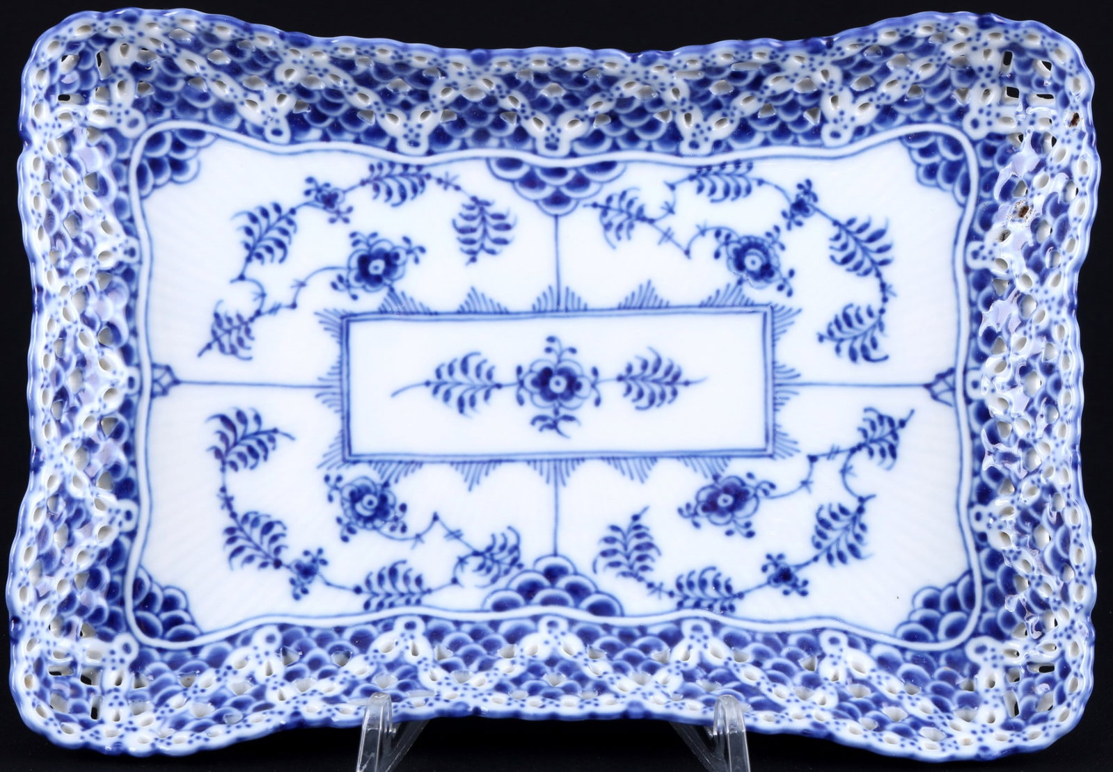 Royal Copenhagen Musselmalet Full Lace tray / Vide-pouche 1122 1st choice,: porcelain, Denmark, with green company mark and blue waves, decor Musselmalet Full Lace, model no. 1122, H 3 cm x L 23.5 cm x W 16 cm
