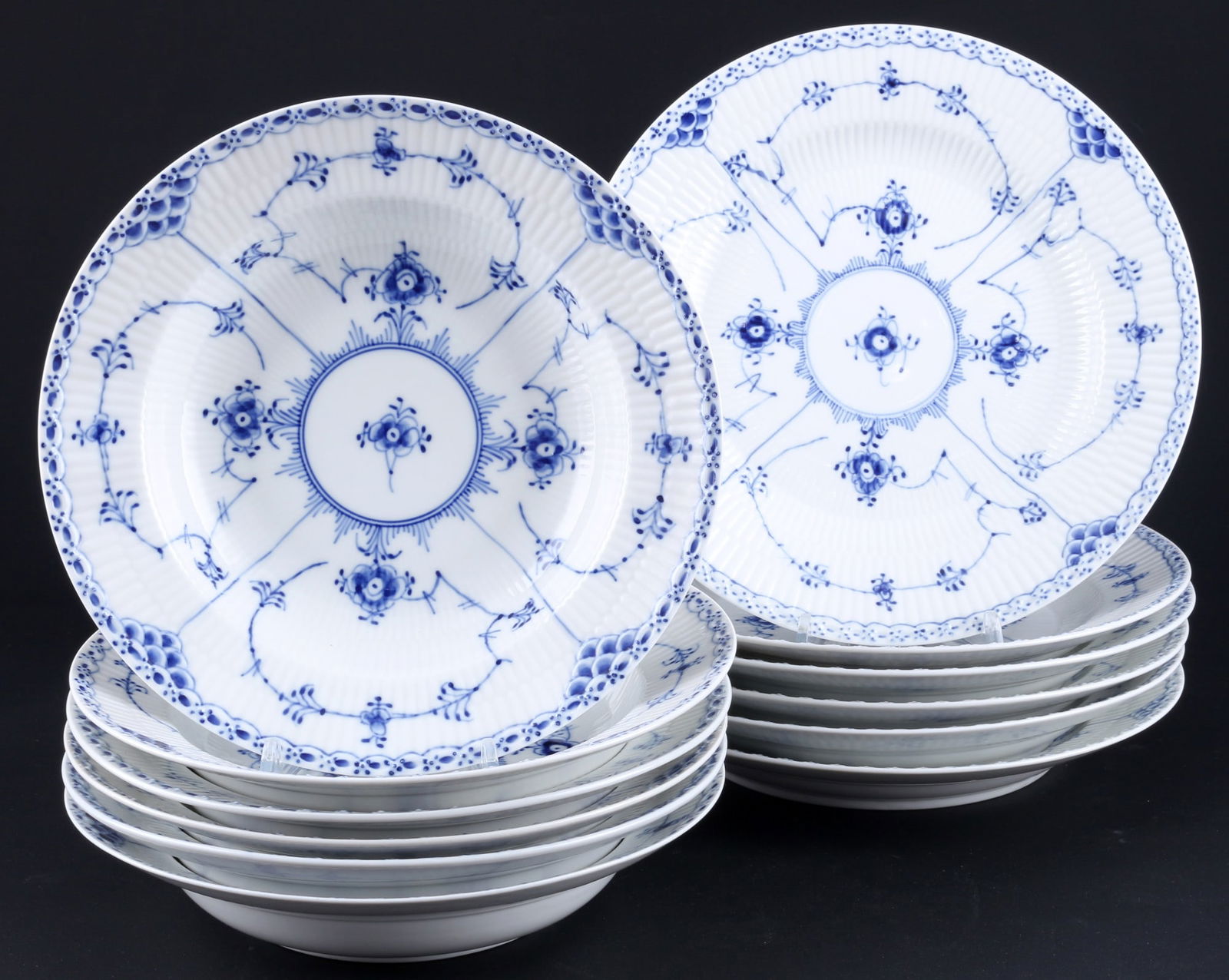 Royal Copenhagen Musselmalet 6 dinner plates,: porcelain, Denmark, with green company mark and blue waves, decor Musselmalet Half Lace, 6x dinner plates #571 D 25.5 cm, 6x soup plates #659 D 23.5 cm