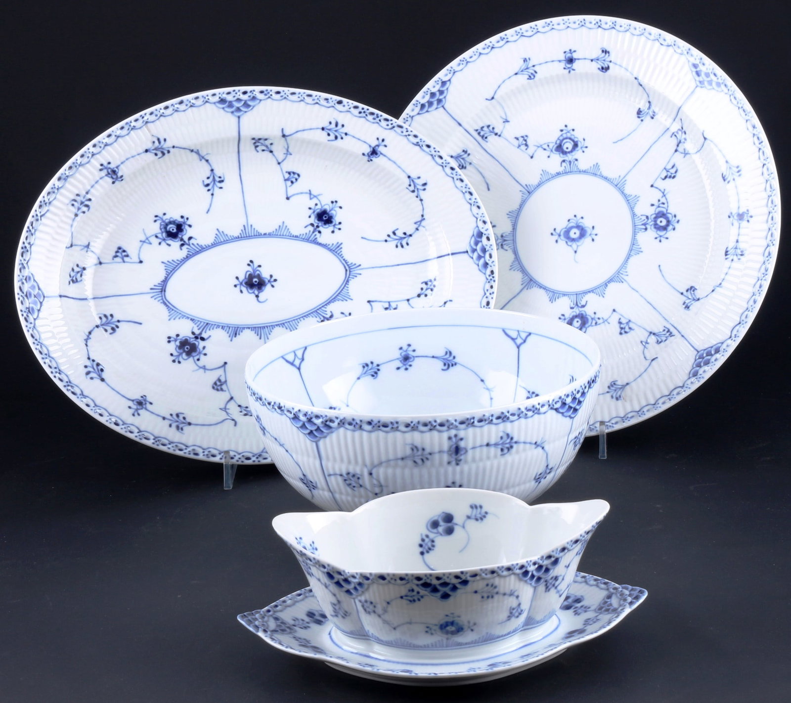 Royal Copenhagen Musselmalet 4-piece dinner porcelain,: porcelain, Denmark, with green company mark and blue waves, decor Musselmalet Half Lace, 1x large bowl #631 H11.5 cm x D 23.5 cm, 1x platter #533 L 36.5 cm x W 28.5 cm, 1x round platter #539 D 33 cm, 