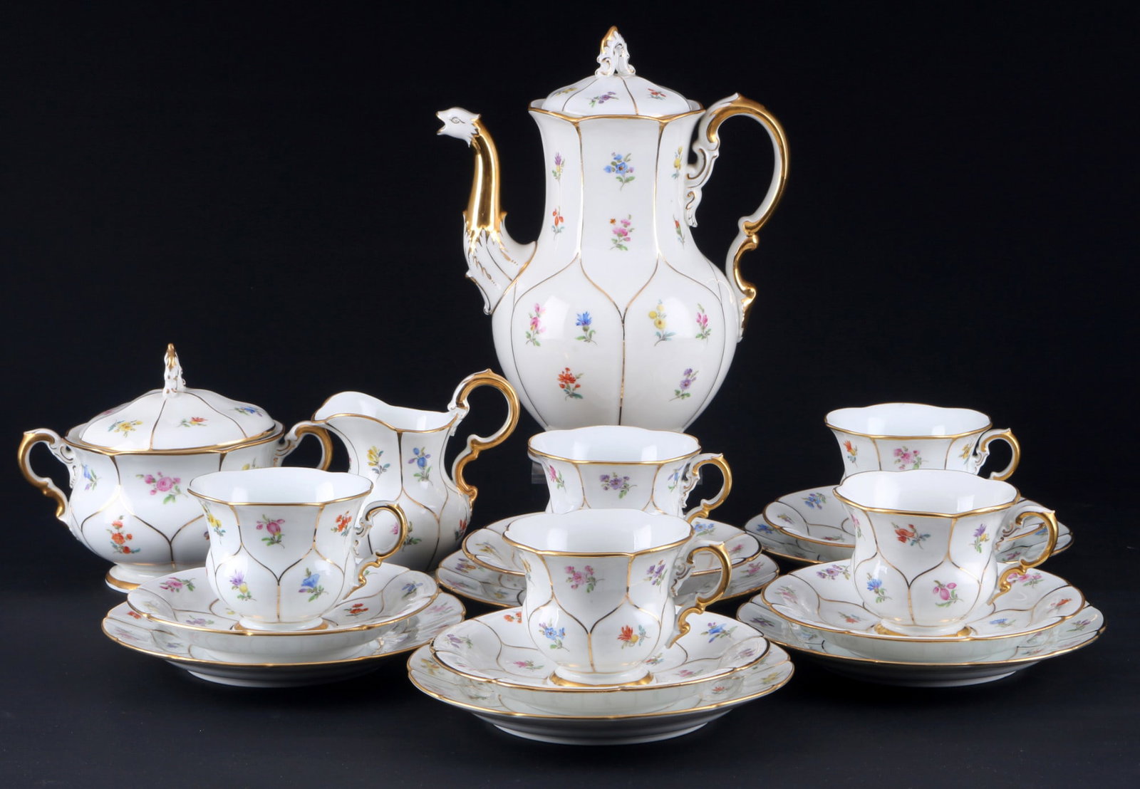 Meissen B-Form Streublümchen Kaffeeservice für 5 Personen - u.a Pfeifferzeit,: 18-piece porcelain, blue sword mark with four grinding strokes 4th choice, including Pfeiffer period 1924-1934, decor B-Form Strewn Flowers, spray gold, 1x coffee pot H 25.5 cm x D 14 cm, 1x milk jug 