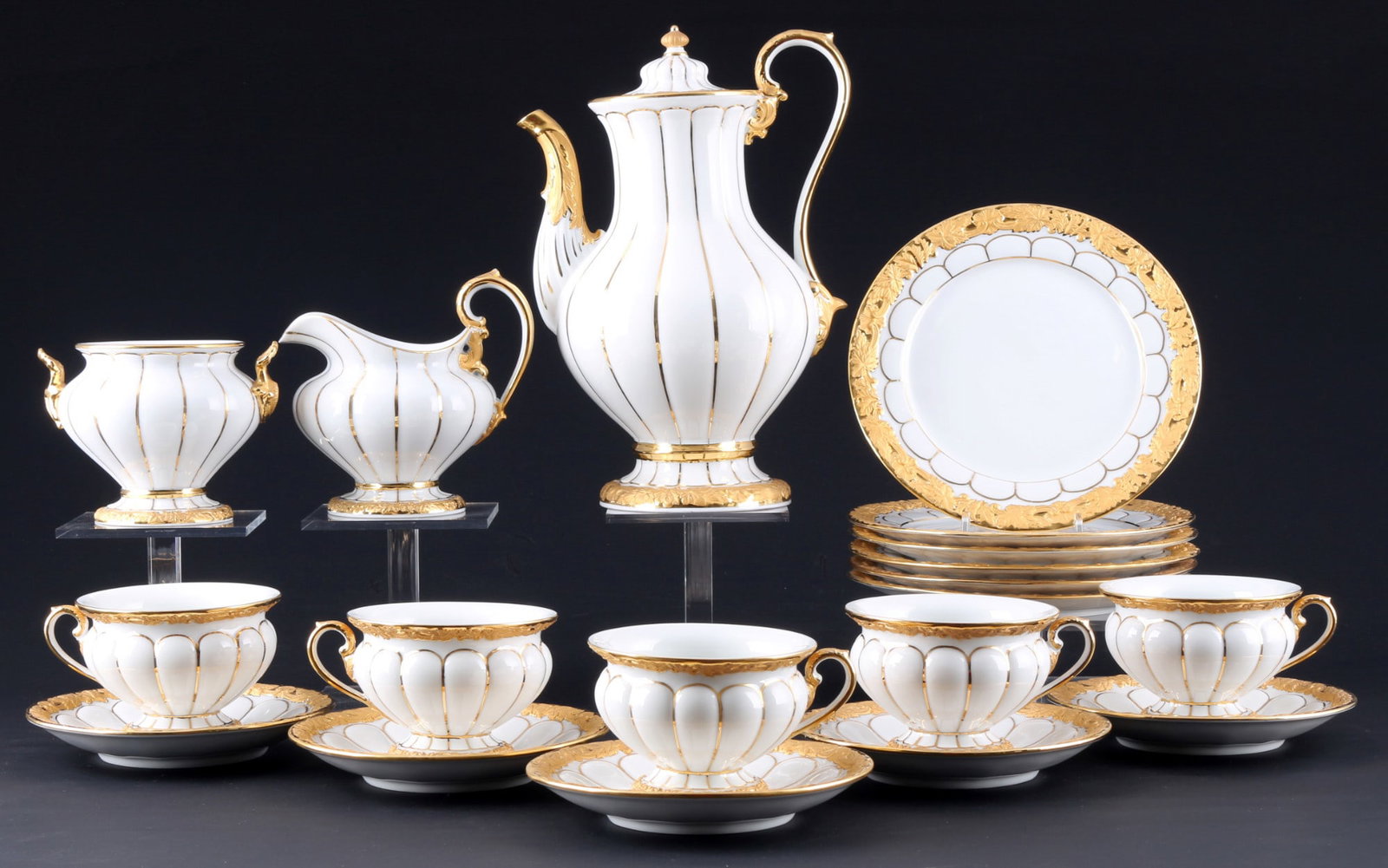 Meissen X-Form coffee service for 5 persons,: 18-piece porcelain, blue sword mark with two grinding strokes 2nd choice, decor X-Form, gold bronze, 1x coffee pot H 26.5 cm x D 14 cm, 1x large milk pot H 13.5 cm x D 11 cm, 1x large sugar box (lid m