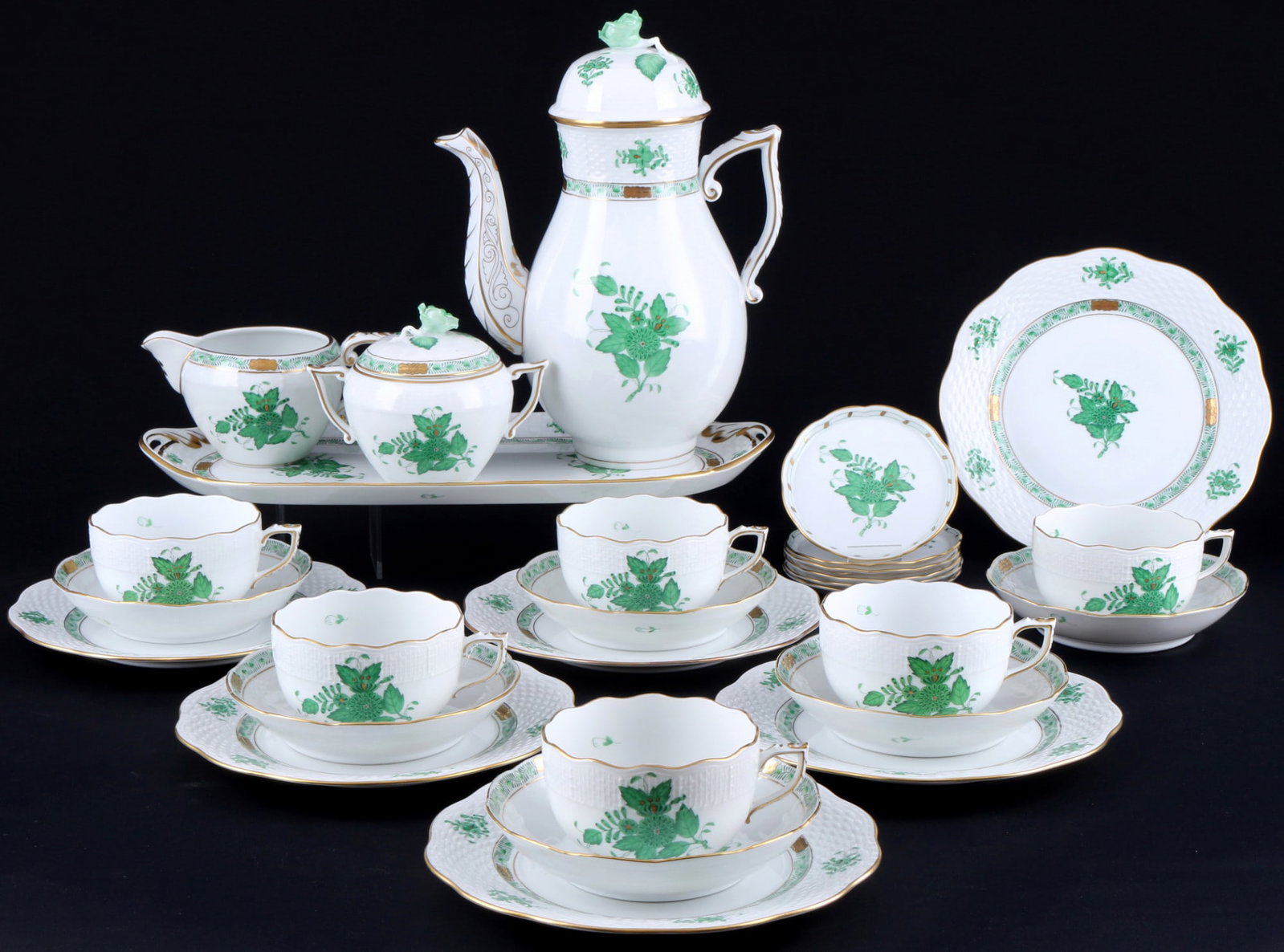 Herend Apponyi Vert tea service for 6 persons,: 28-piece porcelain, Hungary 20th century, blue company mark, decor AV Apponyi Vert, 1x jug #611 H 25.5 cm x D 12.5 cm, 1x milk jug #647 H 7.5 cm, 1x sugar box #665 H 10 cm x D 10 cm, 6x cups #704 H 5.
