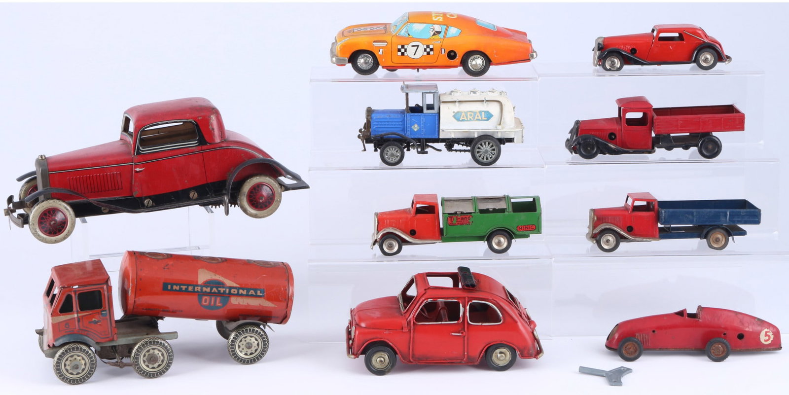 Collection of tin toys 10 cars including Minic Toys and Henschel,: Tin, cars 10-piece collection, various models and years, 3x flatbed truck L 15 cm, 1x red car L 12 cm, 1x hot rod L 25 cm, 1x oil tanker L 20 cm, 1x racing car L 18.5 cm, 1x car L 15.5 cm, 1x Henschel