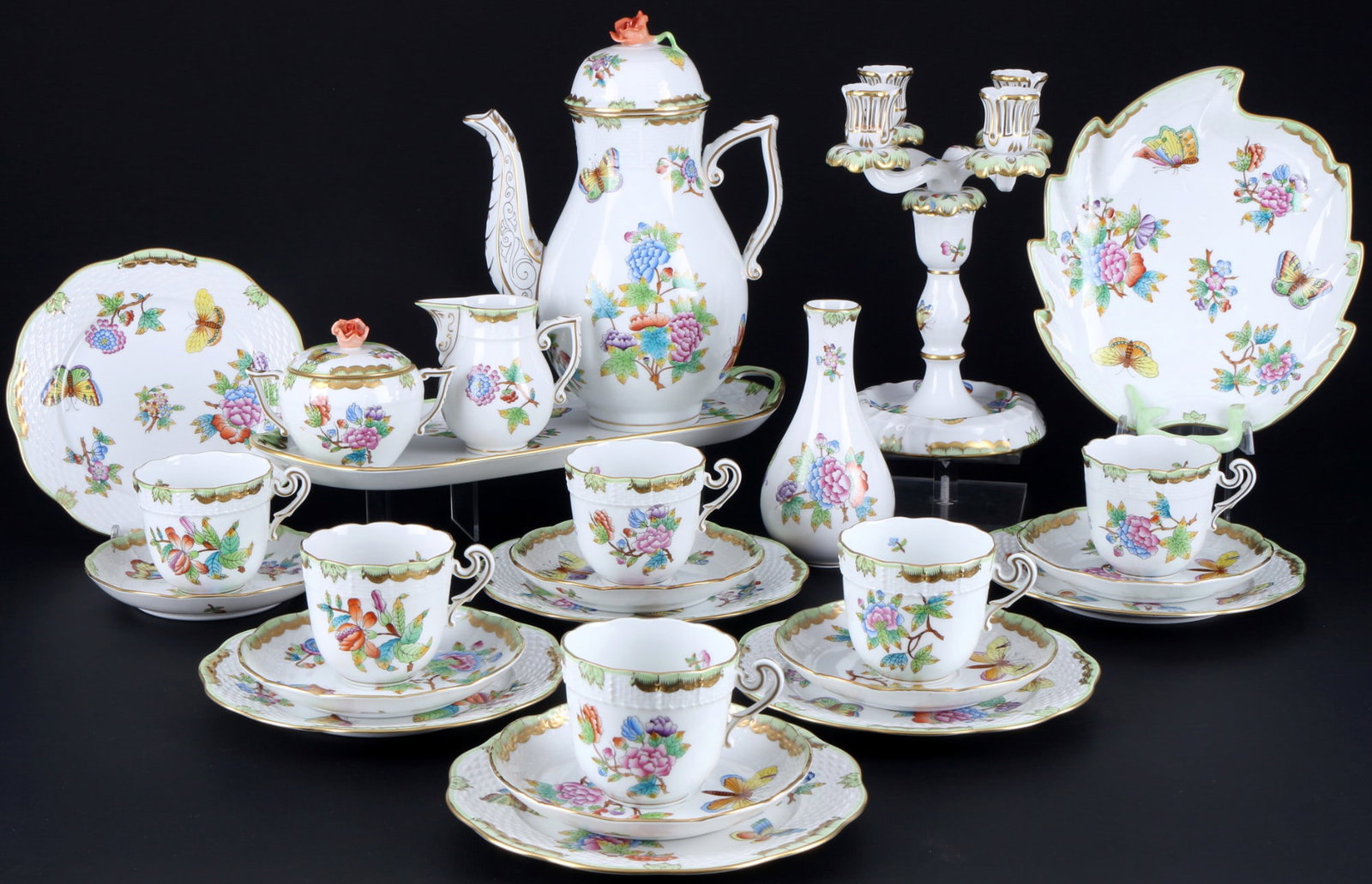 Herend Queen Victoria coffee service for 6 persons,: 25-piece porcelain, Hungary 20th century, blue company mark, decor VBO Queen Victoria avec Bord en Or, 1x coffee pot #611 H 25.5 cm x D 12.5 cm, 1x milk jug #635 H 9 cm, 1x sugar bowl #666 H 10 cm x D