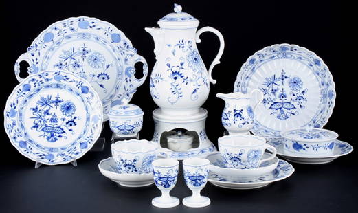 Meissen Blue Onion coffee dejeuner for 2 persons,: 14-piece porcelain, blue sword mark with two grinding strokes 2nd choice, decor Blue Onion, 1x coffee pot (1st choice) H 23.5 cm x D 12 cm, 1x milk jug H 9.5 cm, 1x sugar bowl H 8 cm, 1x tea pot warme