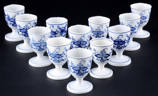 Meissen Blue Onion 12 egg cups 1st choice,: porcelain, blue sword mark 1st choice, decor Blue Onion, 12x approx. H 6.5 - 7 cm x D 4.5 cm, slight shape/size differences