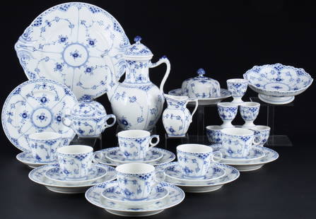 Royal Copenhagen Musselmalet coffee service for 6 persons,: 30-piece porcelain, Denmark, with green company mark and blue waves, decor Musselmalet Half Lace, 1x coffee pot #519 H 24 cm x D 12.5 cm, 1x milk pot #522 H 10 cm, 1x sugar bowl #691 H 9.5 cm x D 9 cm