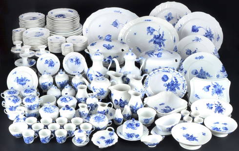 Royal Copenhagen Blue Flower 237-pieces tableware - lot,: 237-piece porcelain, Denmark, with green company mark and blue waves, decor Blue Flower, Osier and Neuosier relief, 2x tureens #1666/8172 (1x grinding stroke), 8x soup bowls #1552 (grinding stroke), 2