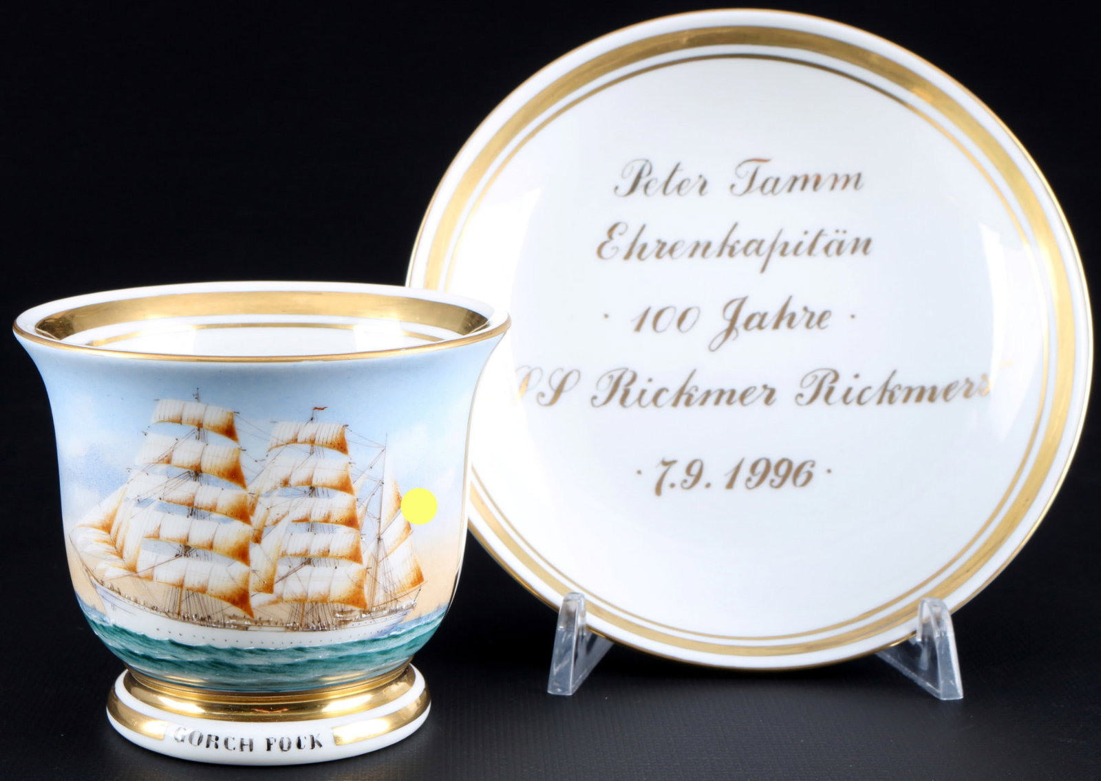 Ginori captain's cup sailing ship Gorch Fock - signed Uwe LÜTGEN,: porcelain, blue company mark, cups signed and dated at the stand Uwe LÜTGEN 96, decor view of the sailing ship Gorch Fock with swastika flag, saucer with 5th honorary captain Peter Tamm (1996) of the