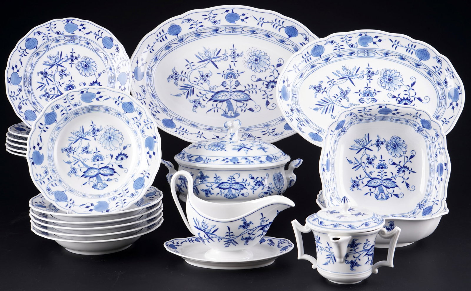 Meissen Blue Onion dinner service for 6 persons,: 18-piece porcelain, blue sword mark 1st choice (grease separator 3rd choice), decor Blue Onion, 6x dinner plates D 25 cm, 6x dinner plates D 24.5 cm, 6x soup plates D 23 cm, 1x tureen H 16 cm x L 27 c