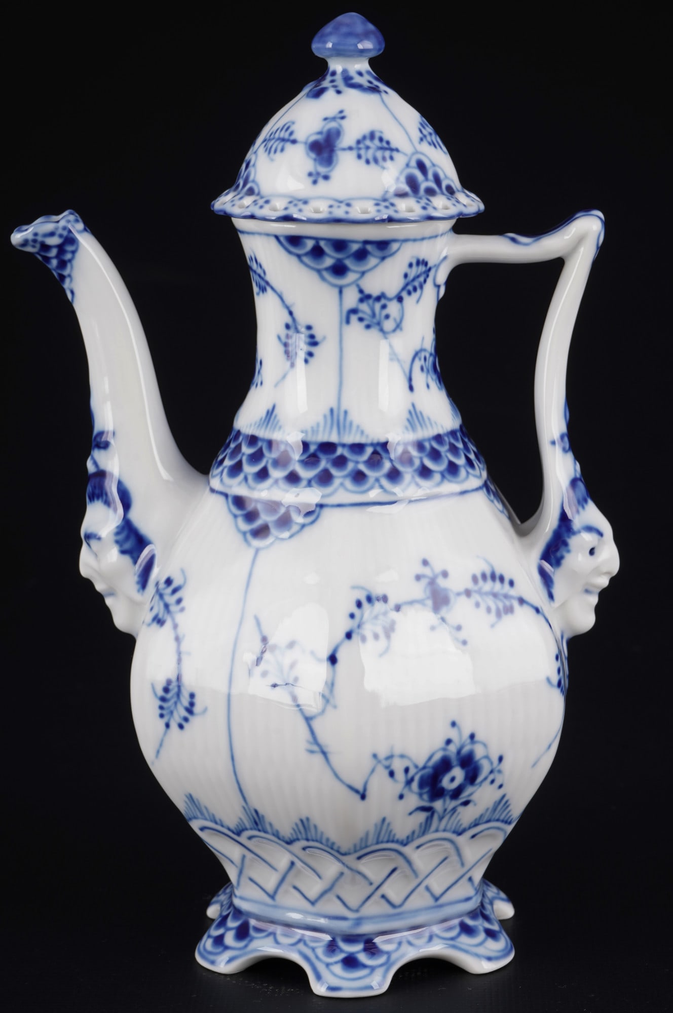 Royal Copenhagen Musselmalet Full Lace mocha cup 1030 1st choice,: porcelain, Denmark, with green company mark and blue waves, decor Musselmalet Full Lace, model no. 1030, H 21 cm x D 10.5 cm