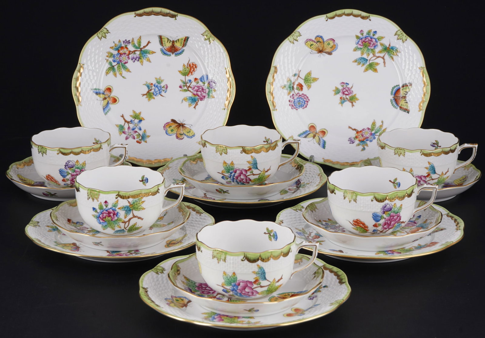 Herend Queen Victoria 6 tea place settings,: porcelain, Hungary 20th century, blue company mark, decor VBO Queen Victoria with Bord en Or, 6x tea cups #724 H 5.5 cm x D 9.5 cm, 6x saucers #724 D 14 cm, 6x dessert plates #517 D 19 cm