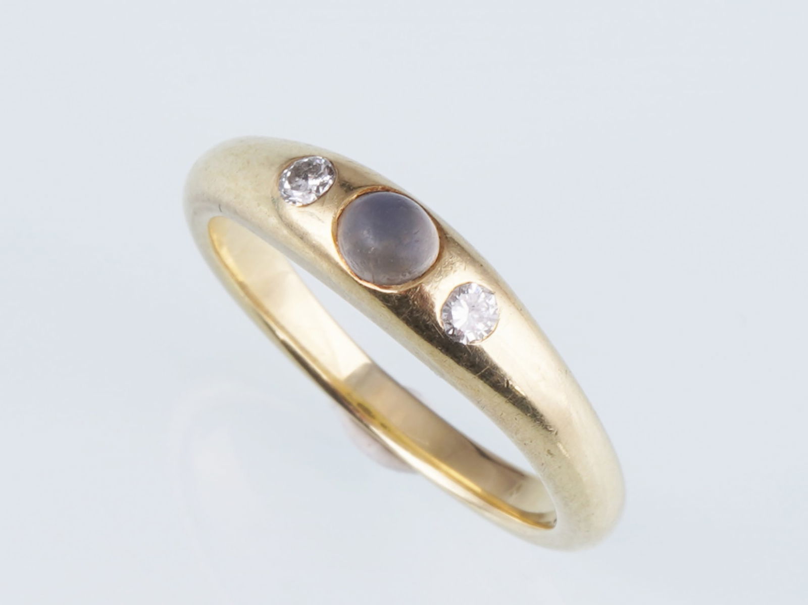 585 gold ring with moonstone and diamonds,: 585 yellow gold, stamped 585 + 008, ring made of 585 yellow gold set with a central bluish shimmering moonstone and flanked by two brilliant-cut diamonds, ring height 21 mm, size 51 / 16.2 mm, weight