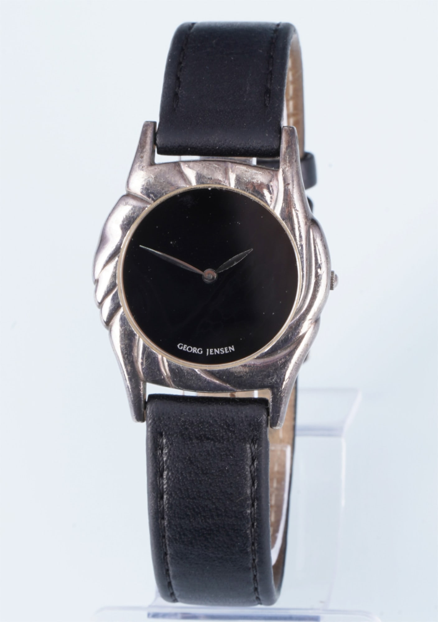 Georg Jensen Ladies' Wristwatch 359 by Ole Kortzau,: 925 sterling silver case, marked on the back Sterling + Georg Jensen + Design 359 Ole Kortzau + 43882, design by Ole Kortzau, quartz movement, Georg Jensen strap with pin buckle, H 39 mm x W 30 mm, st