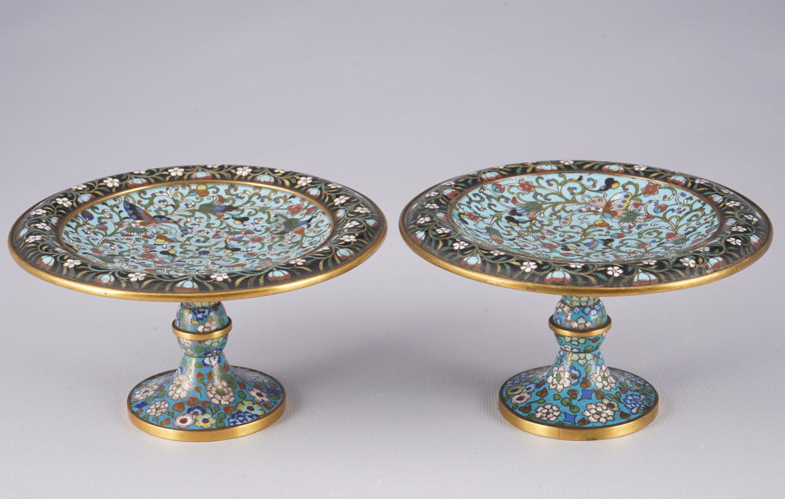 Pair of cloisonné foot bowls, China 19th/20th century,: Bronze, China 19th/20th century, pair of cloisonné stand plates as footstools, H 9 cm x D 15.5 cm