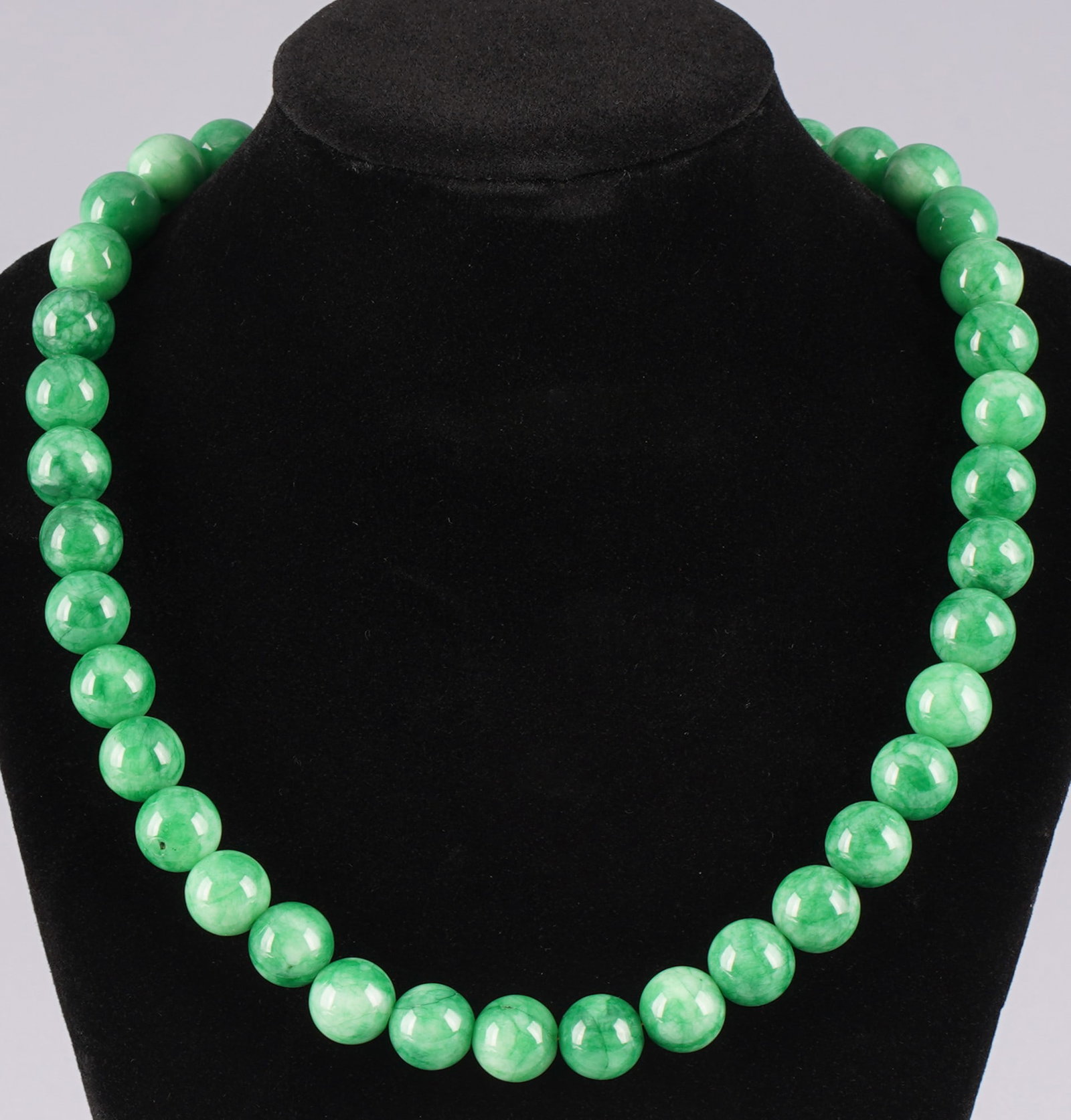 Jade necklace with gold-plated silver clasp, China (1 of 6)