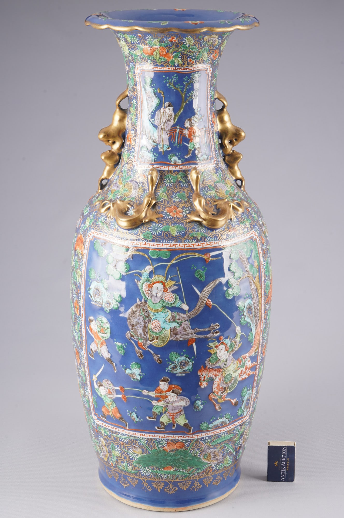 Large Famille Rose vase with figures, China (1 of 7)