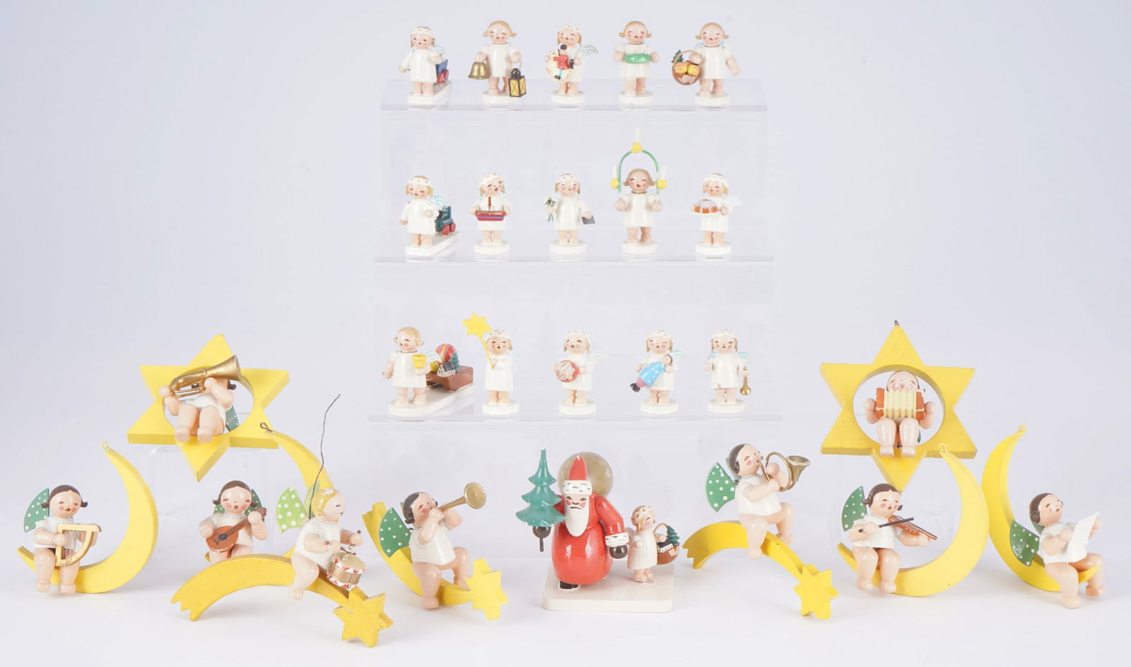 Erzgebirge / Wendt & Kühn 25 angels,: wood, partly underside with company stickers e.g. Wendt & Kühn, e.g. antique pieces, 9x Angels on Shooting Stars / Celestial Bodies H 6.5 - 8.5 cm, 16x Miniature Angels H 3.5 - 8 cm, various defects